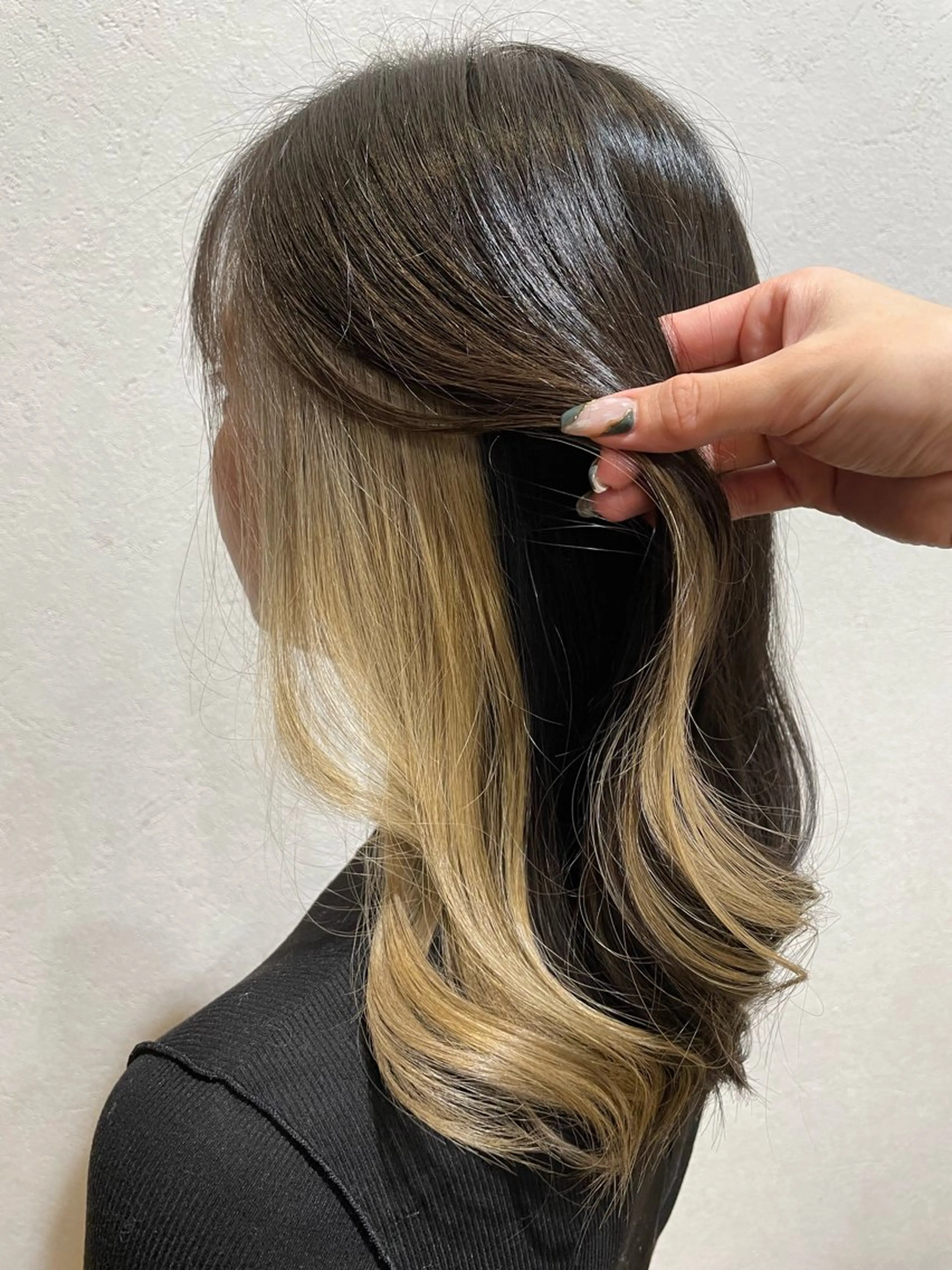 カラー ブリーチ 岡村 真子のヘアスタイル