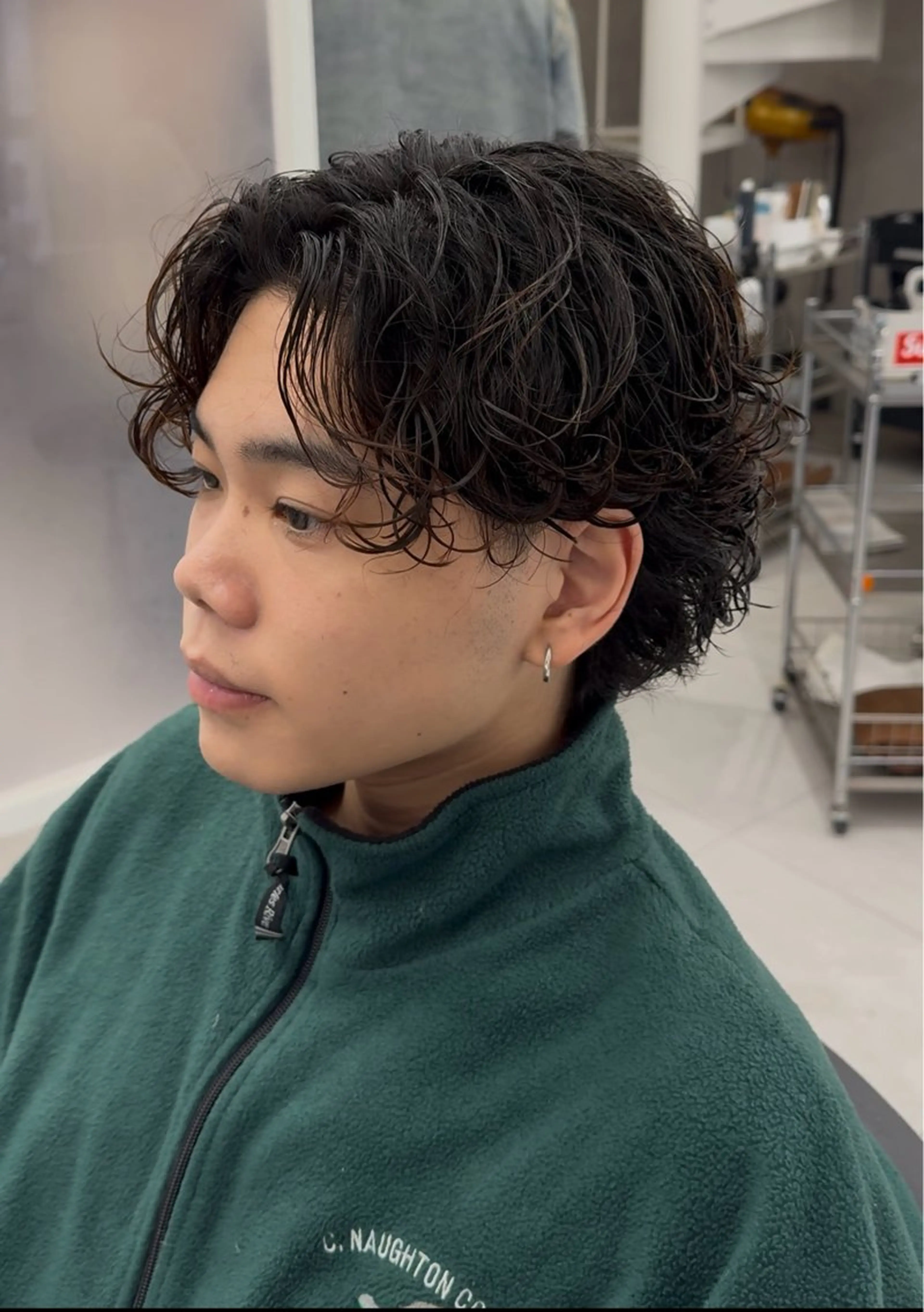 ミディアム パーマ ミディアムパーマ シャドウ/波巻き /フェザー/郷田悠太のヘアスタイル