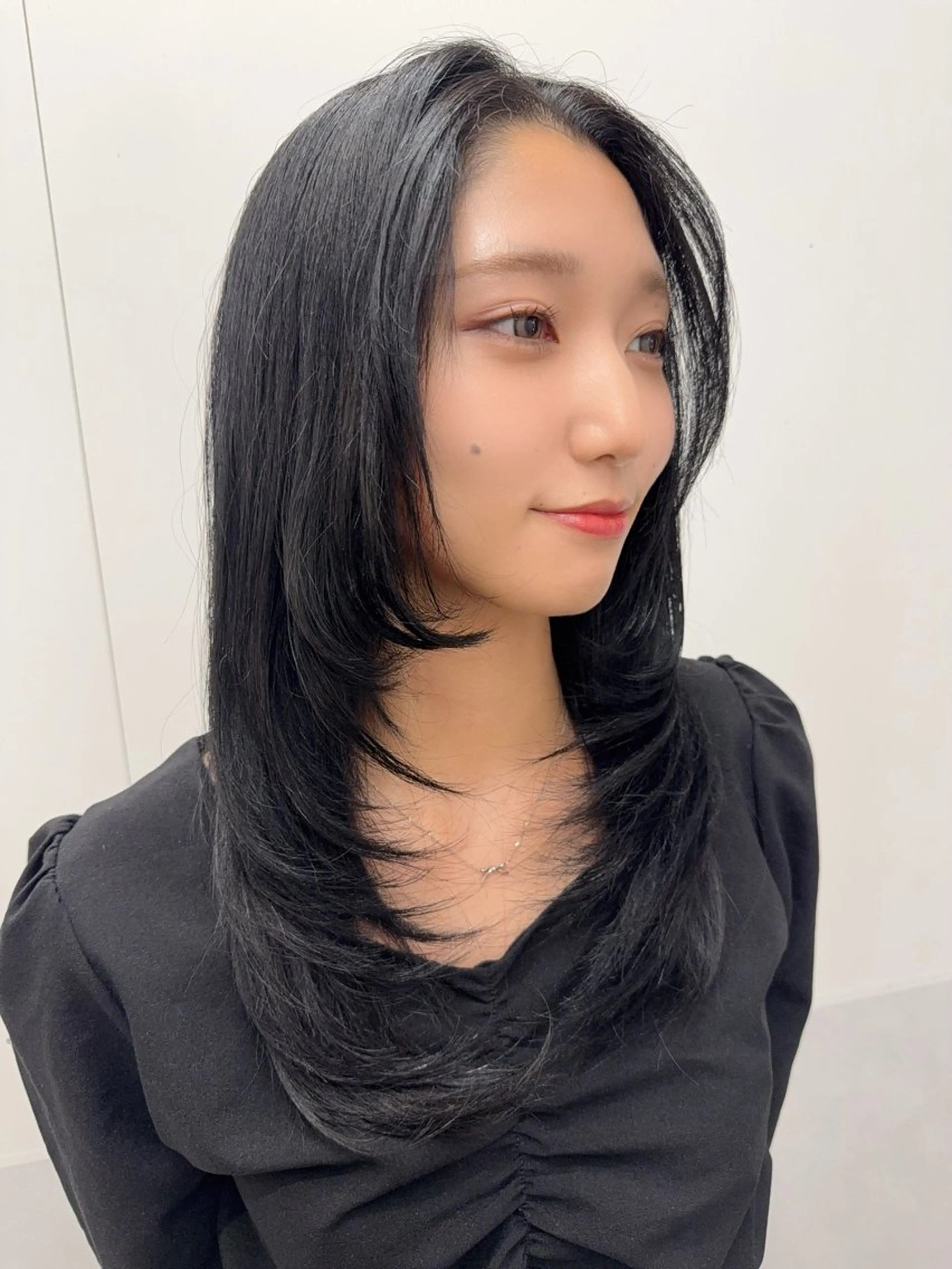 ロング カラー 黒髪 ブリーチ ブルーカラー ブルーブラック ブリーチなしカラー カット インナーカラー 推し ブリーチ  髪質改善のヘアスタイル