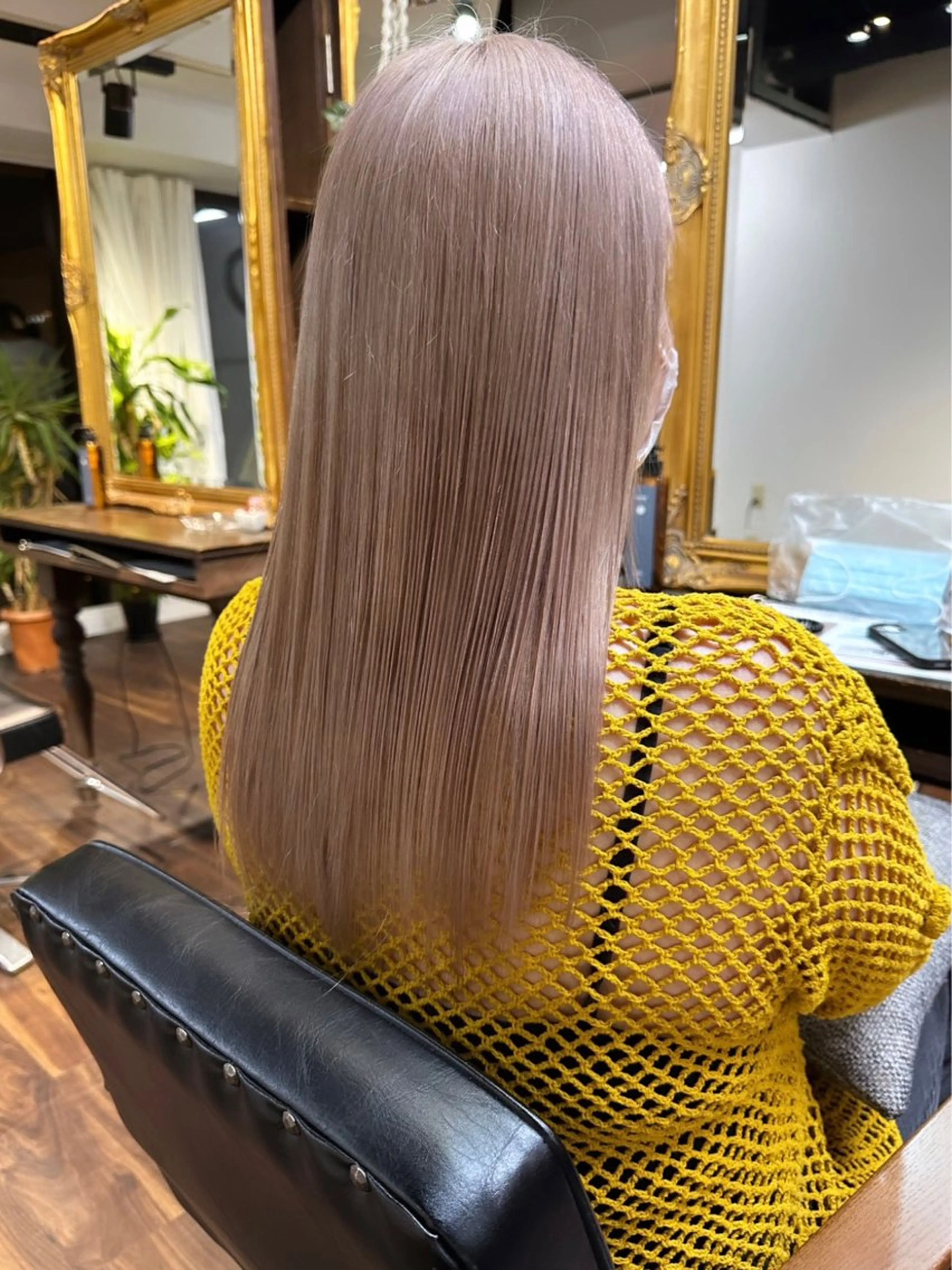 セミロング カラー ヘアアレンジ ベージュカラー ブリーチ イヤリングカラー ハイトーンカラー ミルクティーベージュ カット ヘアカラー トリートメント 髪質改善/レイヤー 縮毛矯正/ケラチン耀のヘアスタイル