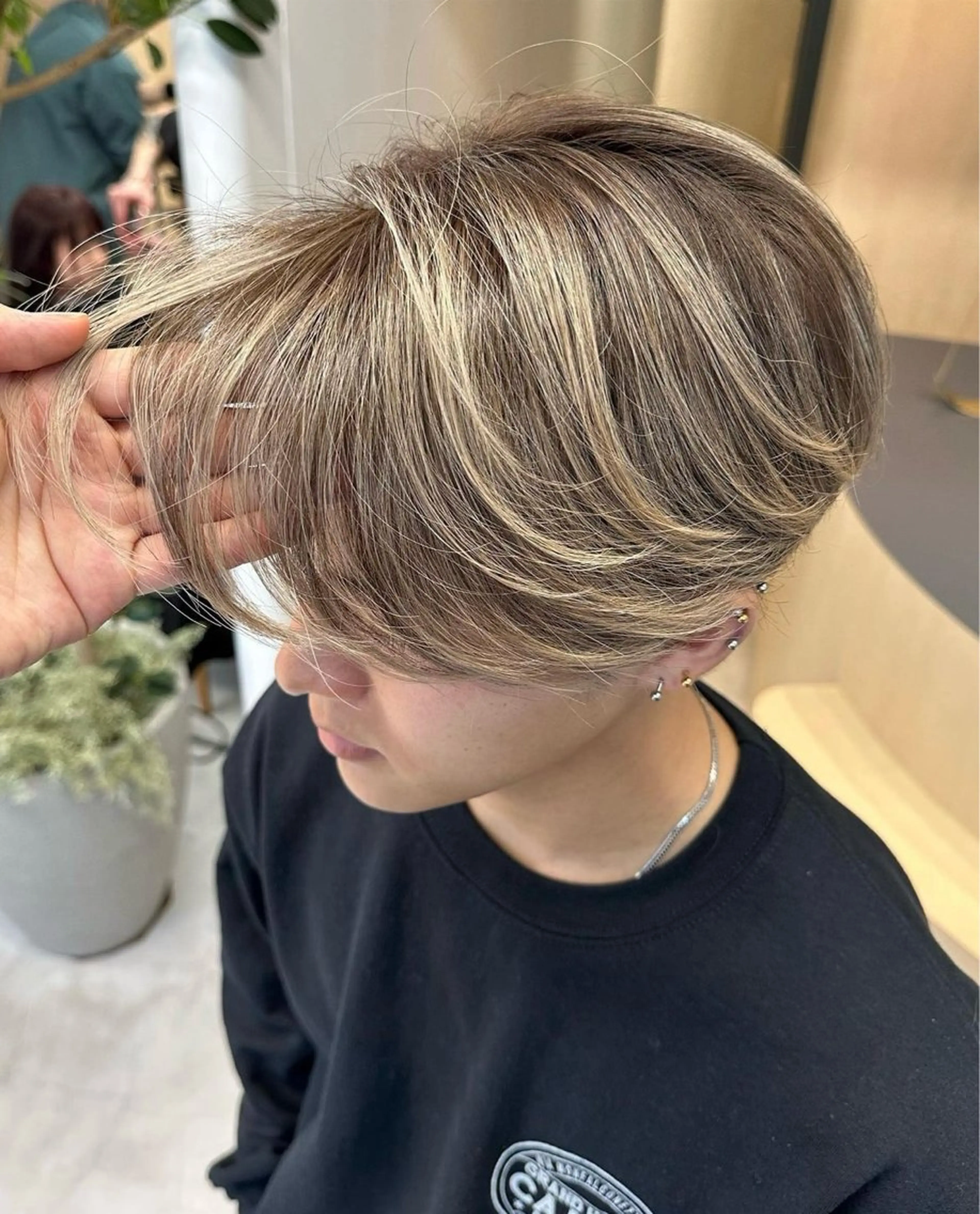 カラー メンズ メンズバレイヤージュ メンズブリーチ メンズハイライト メンズハイトーン メンズインナーカラー ☁️かずき☁️青.紫 推し活カラー💫のヘアスタイル