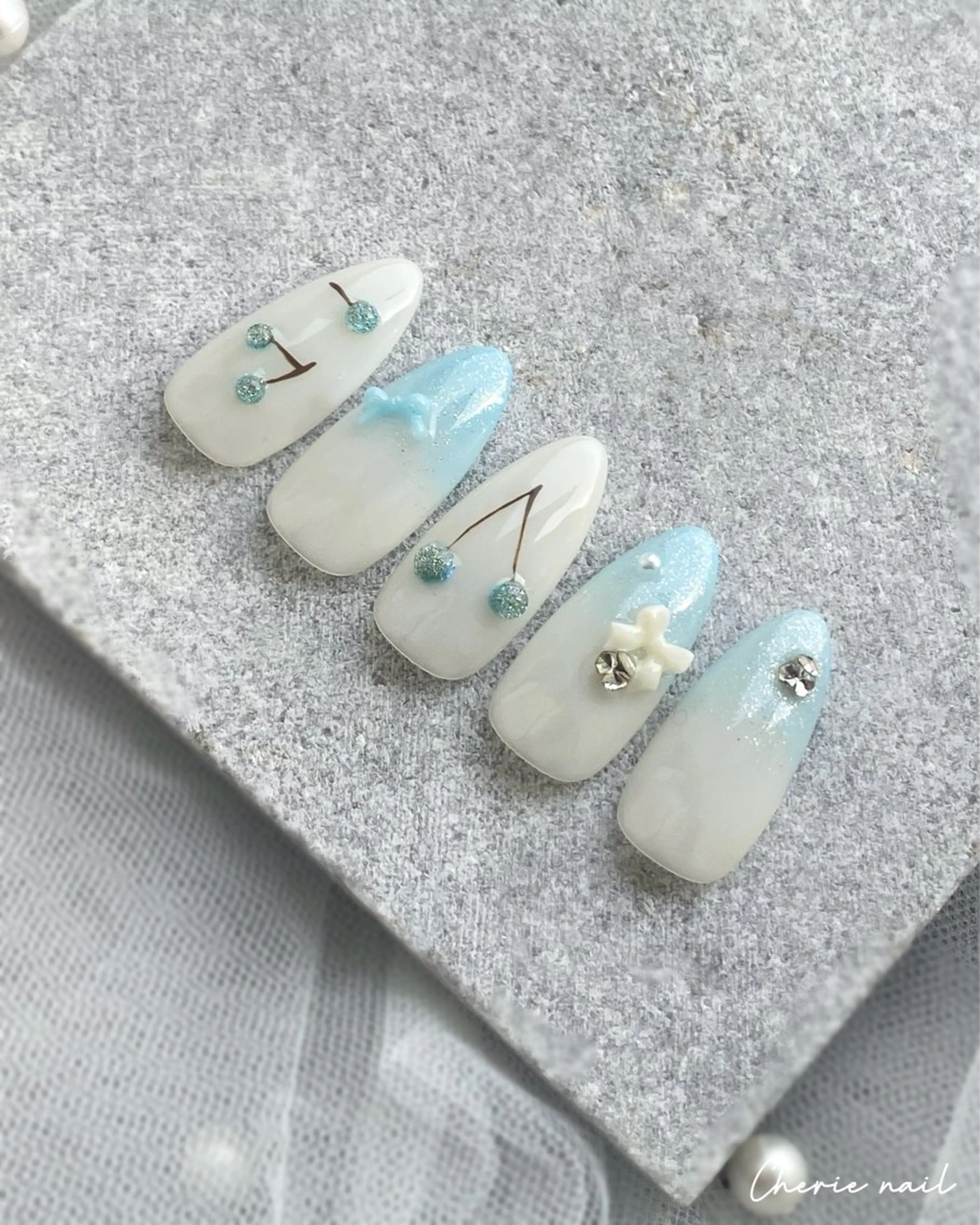 ネイル ジェルネイル グラデーション 韓国ネイル 水色 リボン ハンドネイル Cherienail yunaのネイルデザイン