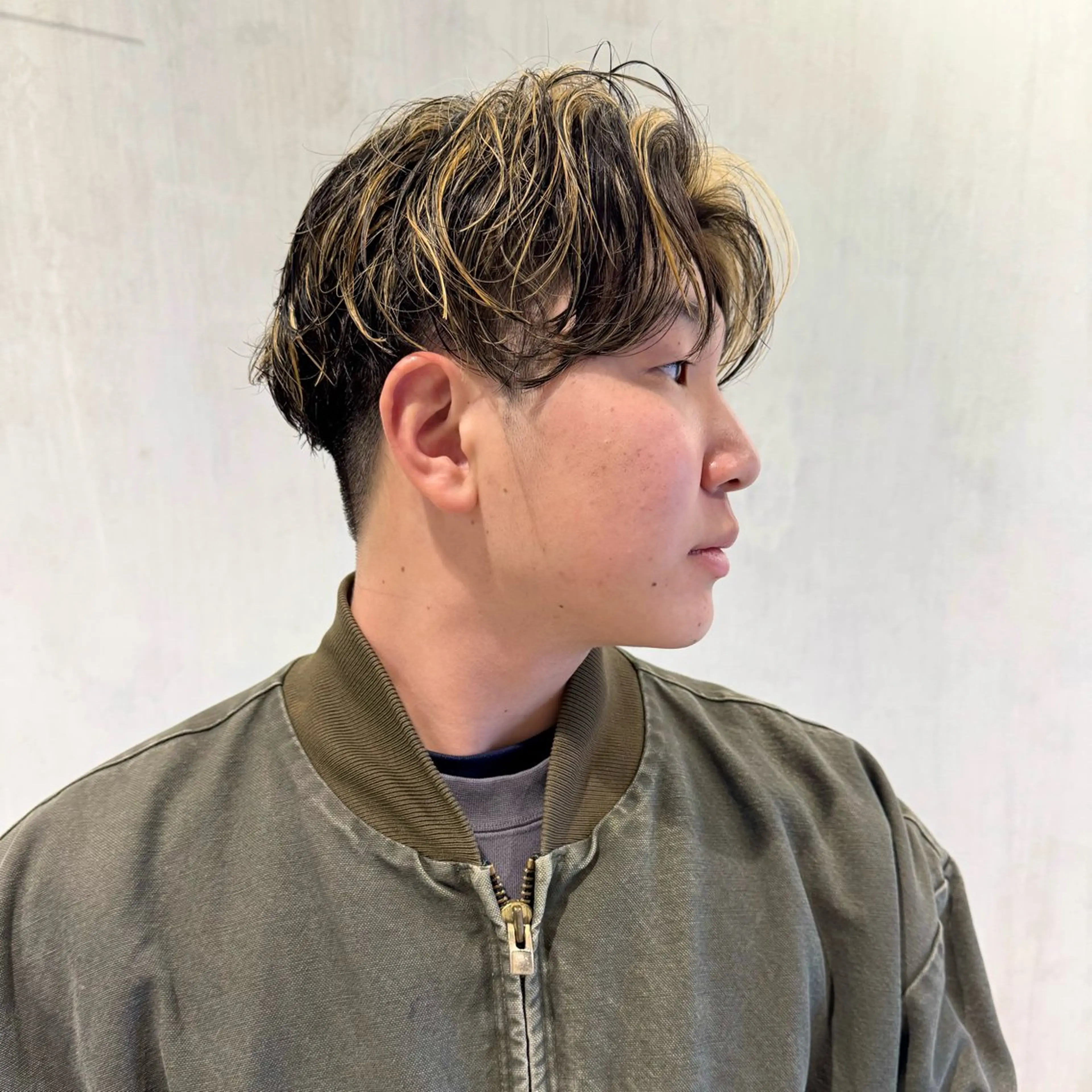 カラー パーマ メンズ センターパート フェザーパーマ メンズハイライト メンズメッシュ メンズパーマ カット パーマ メンズパーマ/フェ ザーパーマ/古川晴輝のヘアスタイル