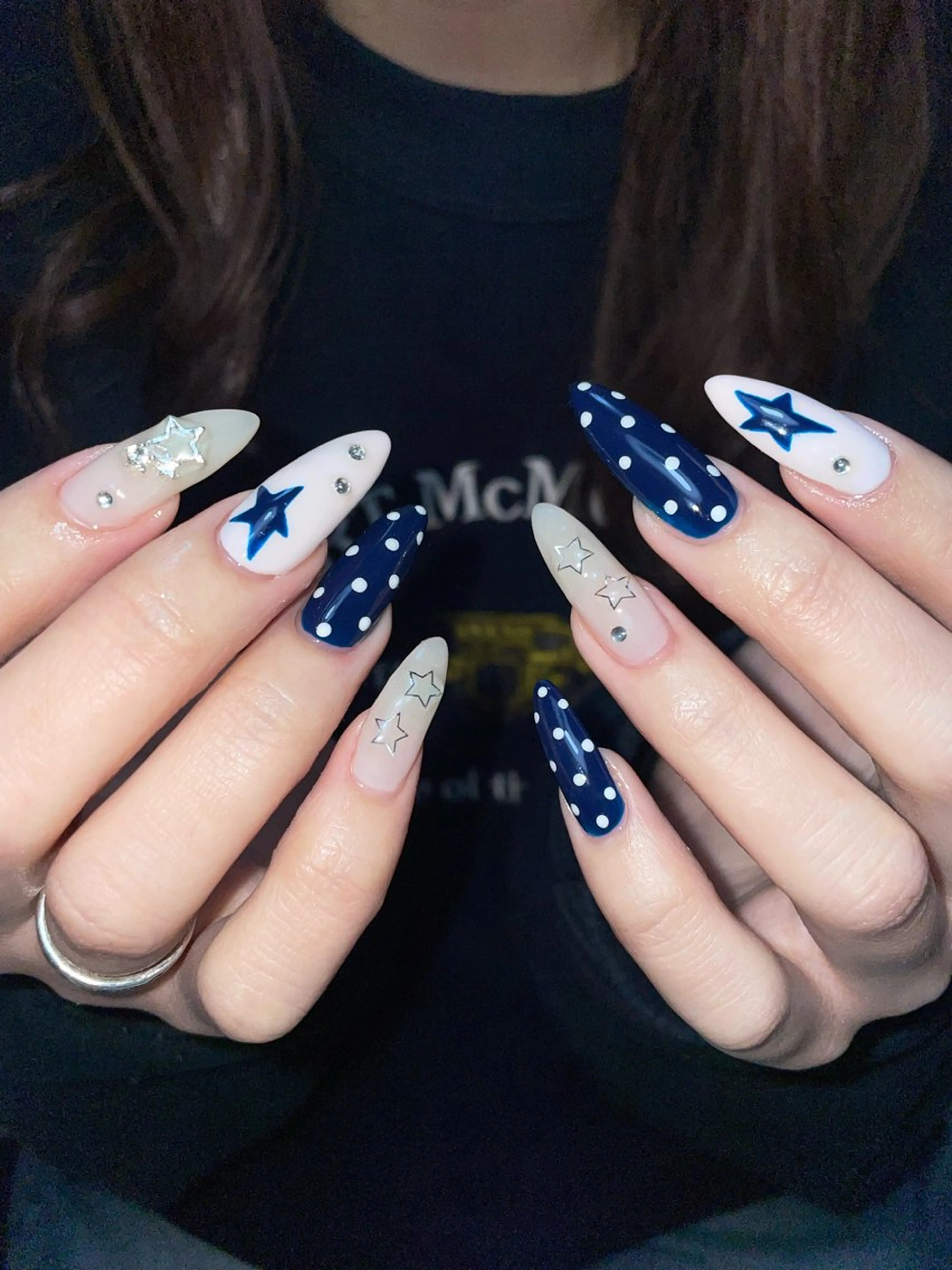 ネイル ドット ガーリー ネイビー ピンク ストーンネイル ハンドネイル miinail miyuuのネイルデザイン