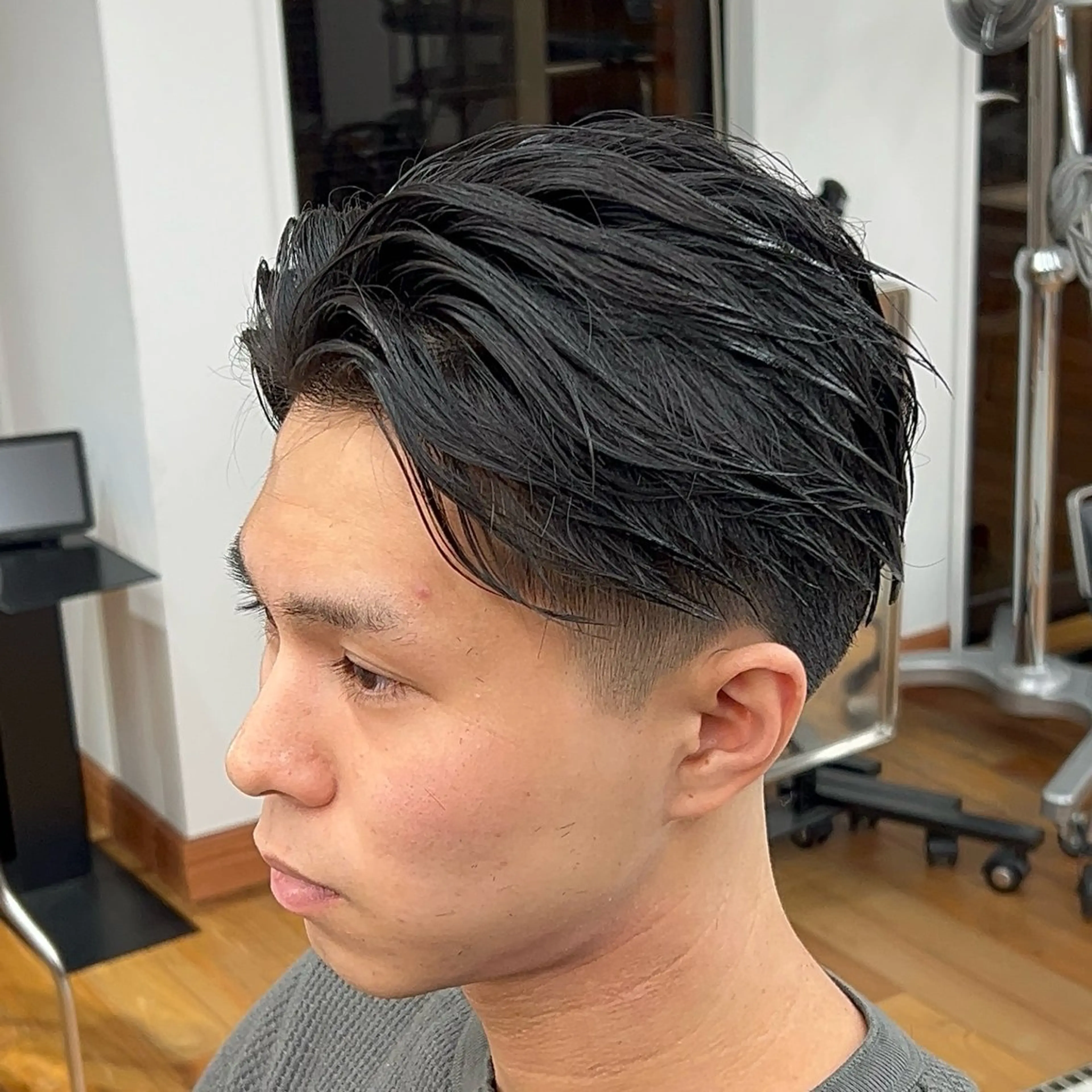 ショート メンズ センターパート 刈り上げ カット メンズカット✂️ スキンフェード伊藤陸のヘアスタイル