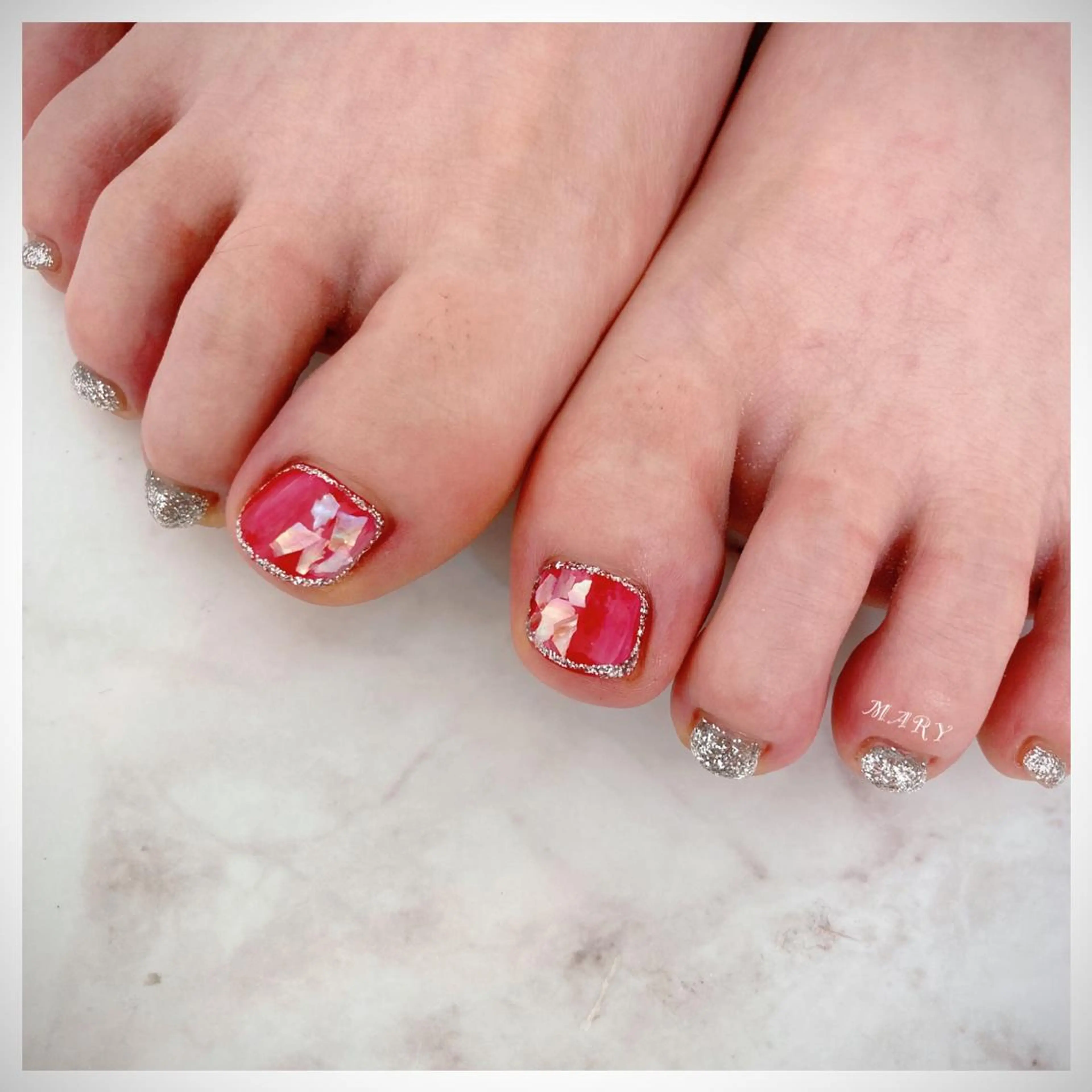 ネイル フットネイル キラキラネイル ニュアンスネイル 赤色 シルバー フットネイル Mary nail .narumiのネイルデザイン