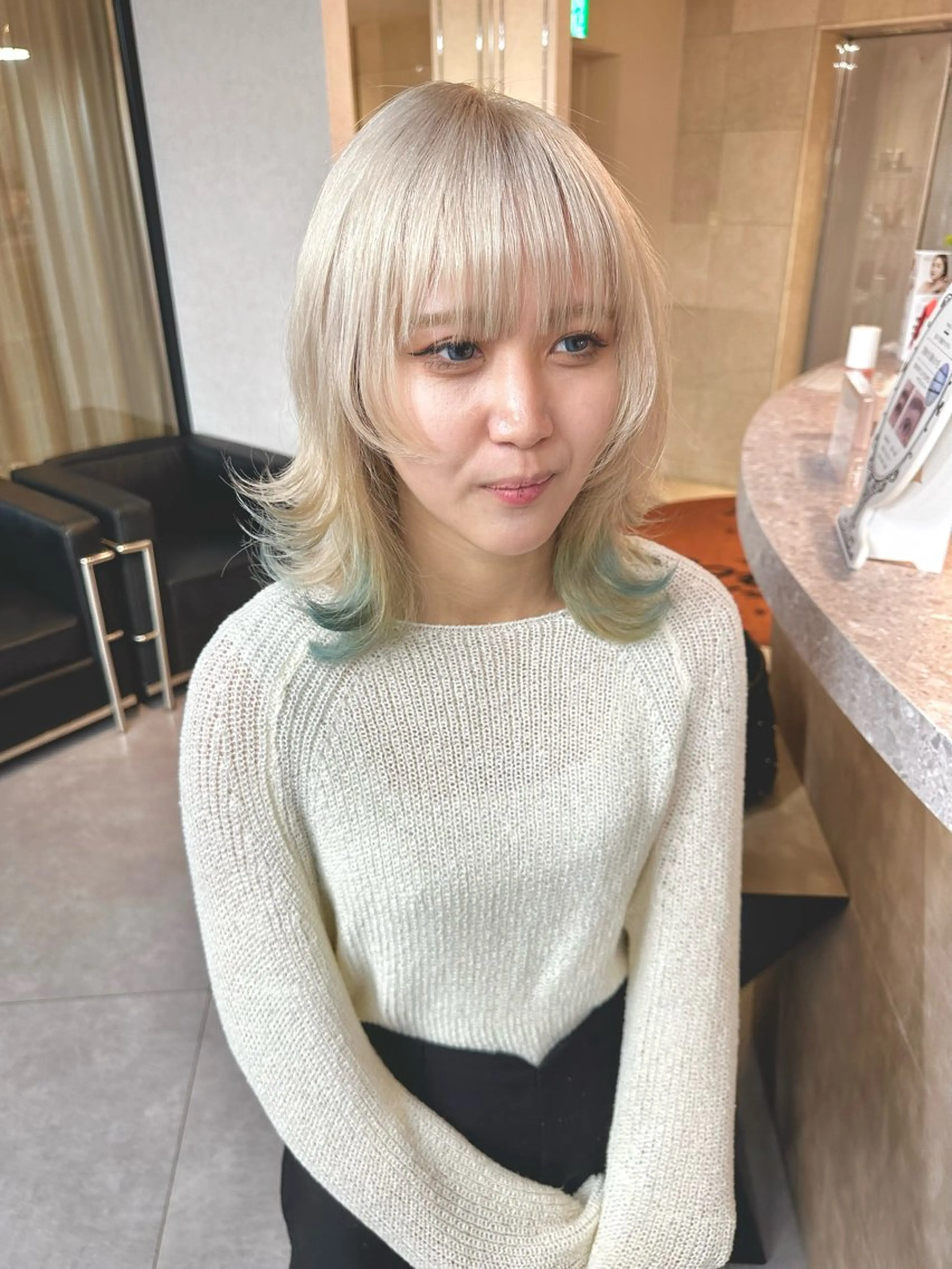 ミディアム カラー パーマ ヘアアレンジ ウルフとハイトーン みっちー✂️のヘアスタイル