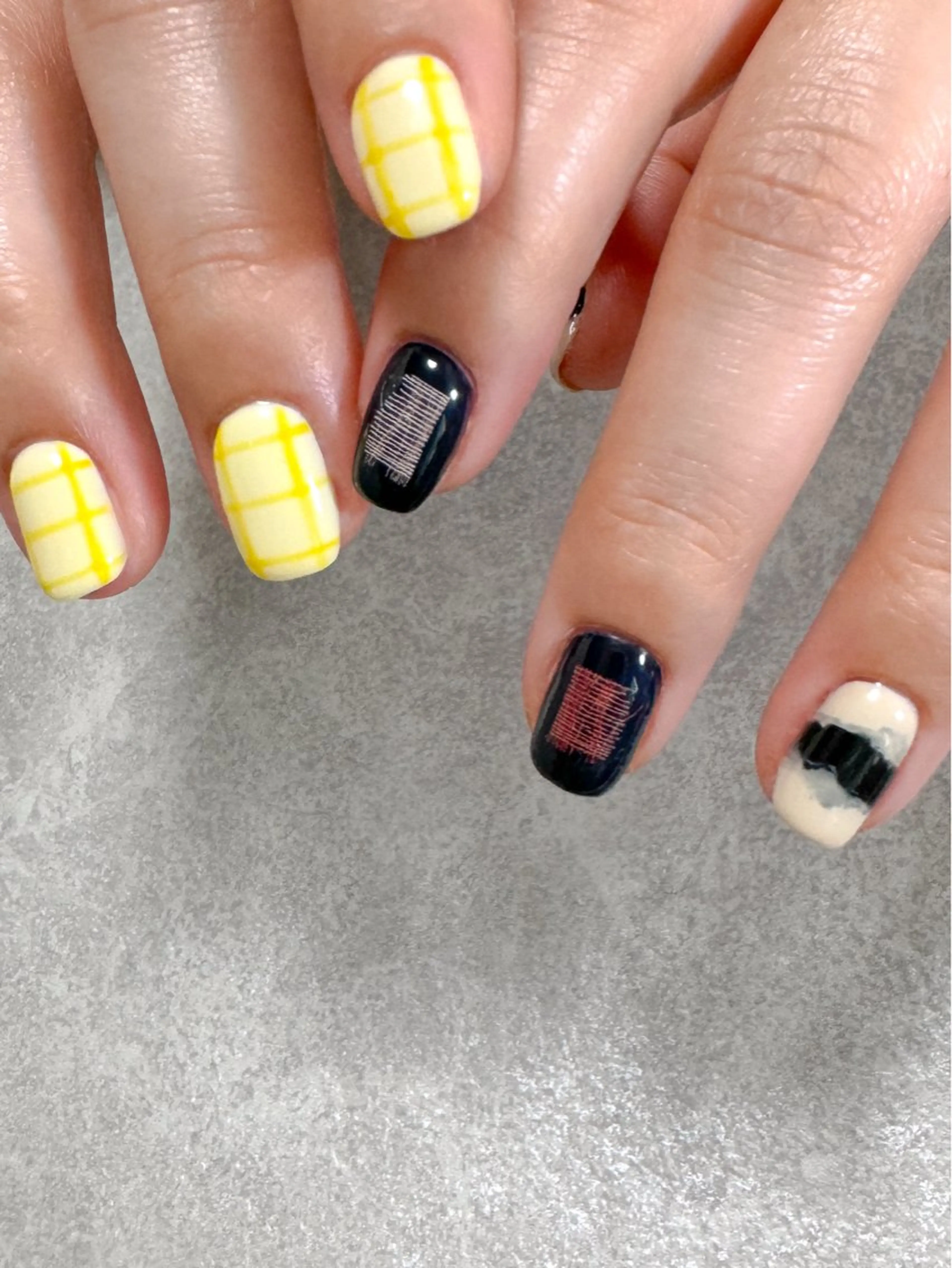 ネイル アートネイル ネイビー 黄色 ハンドネイル pointillé .ayaのネイルデザイン