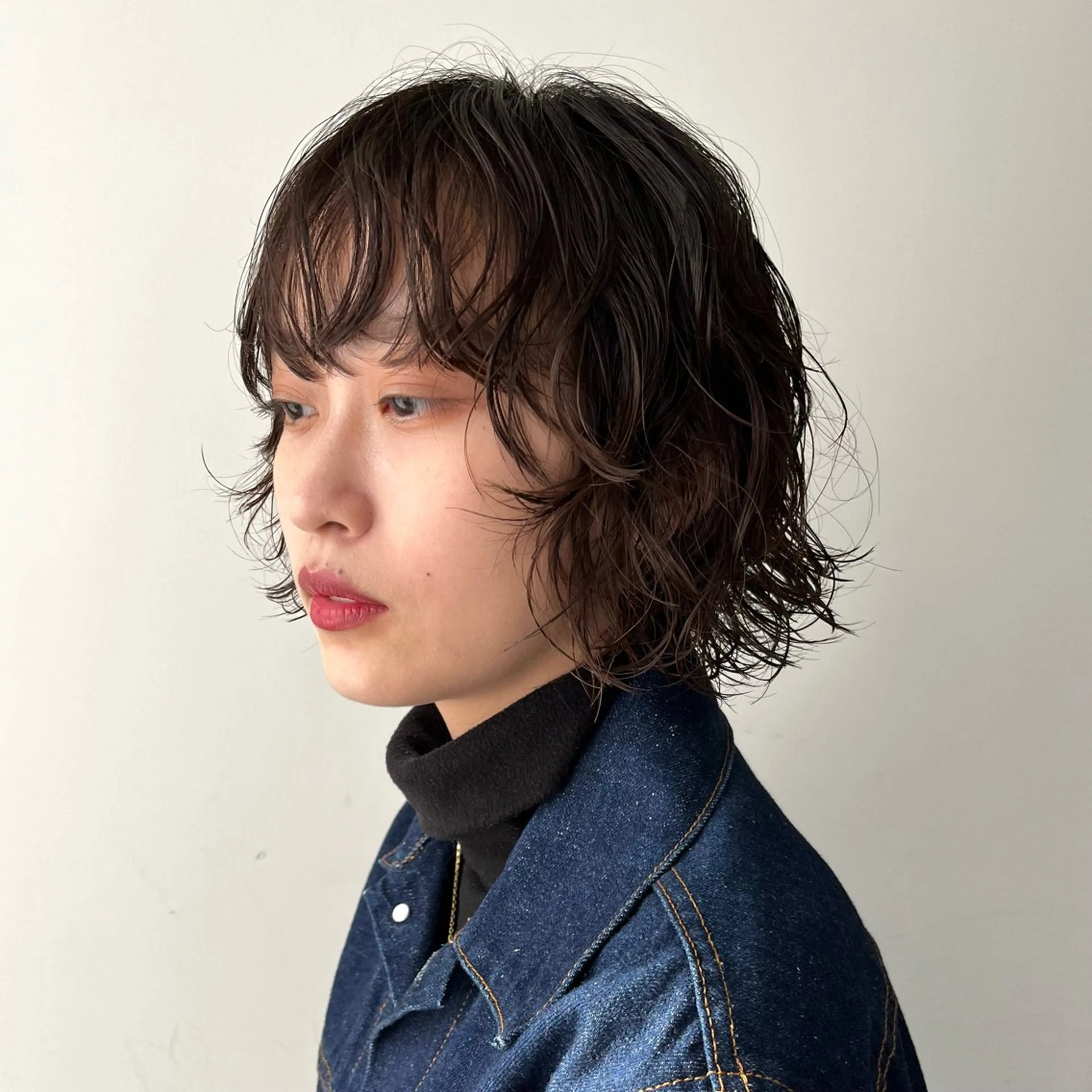 ミディアム カラー パーマ 切りっぱなしボブ ミディアムパーマ グレージュ オリーブグレージュ オリーブグレー カット ヘアカラー パーマ パーマ特化美容師 mikuのヘアスタイル