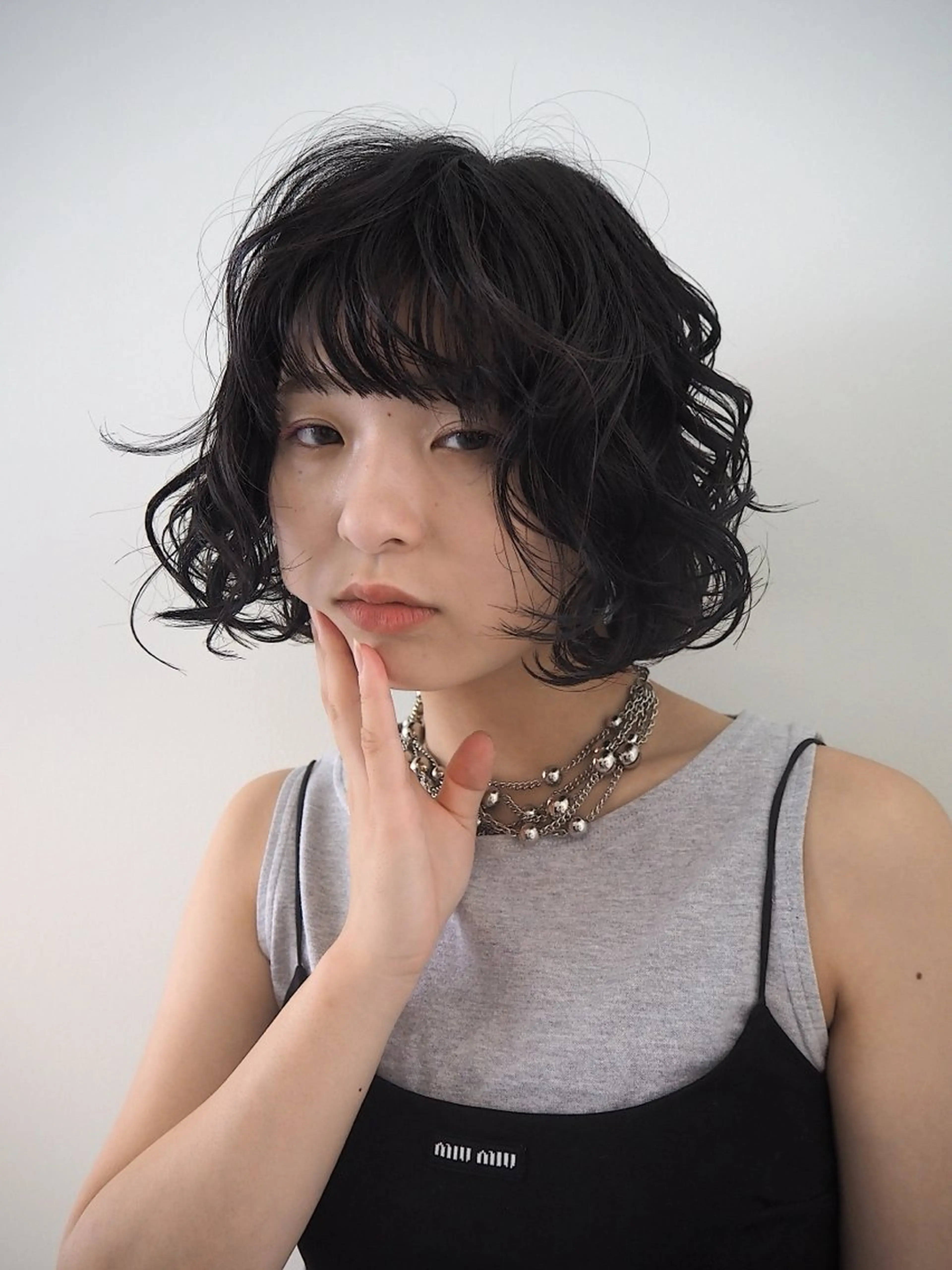 ショート カラー 黒髪 ナチュラルブラック くすみカラー/海外 レイヤー/ ローレンのヘアスタイル