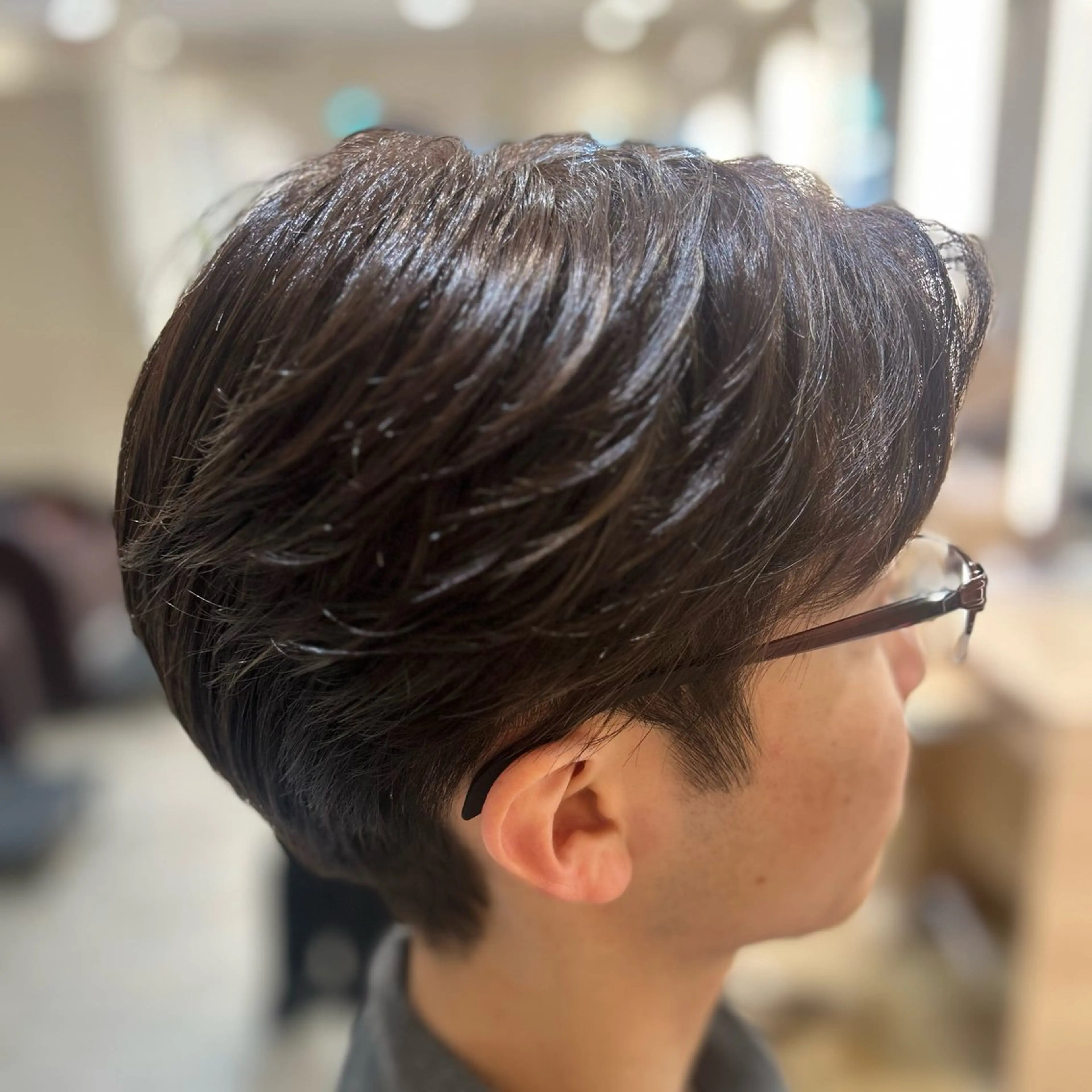 ミディアム カラー アッシュ アッシュグレー ハイライトカラー ハイライト 毛流れ 癖毛カット/ 英山明未のヘアスタイル