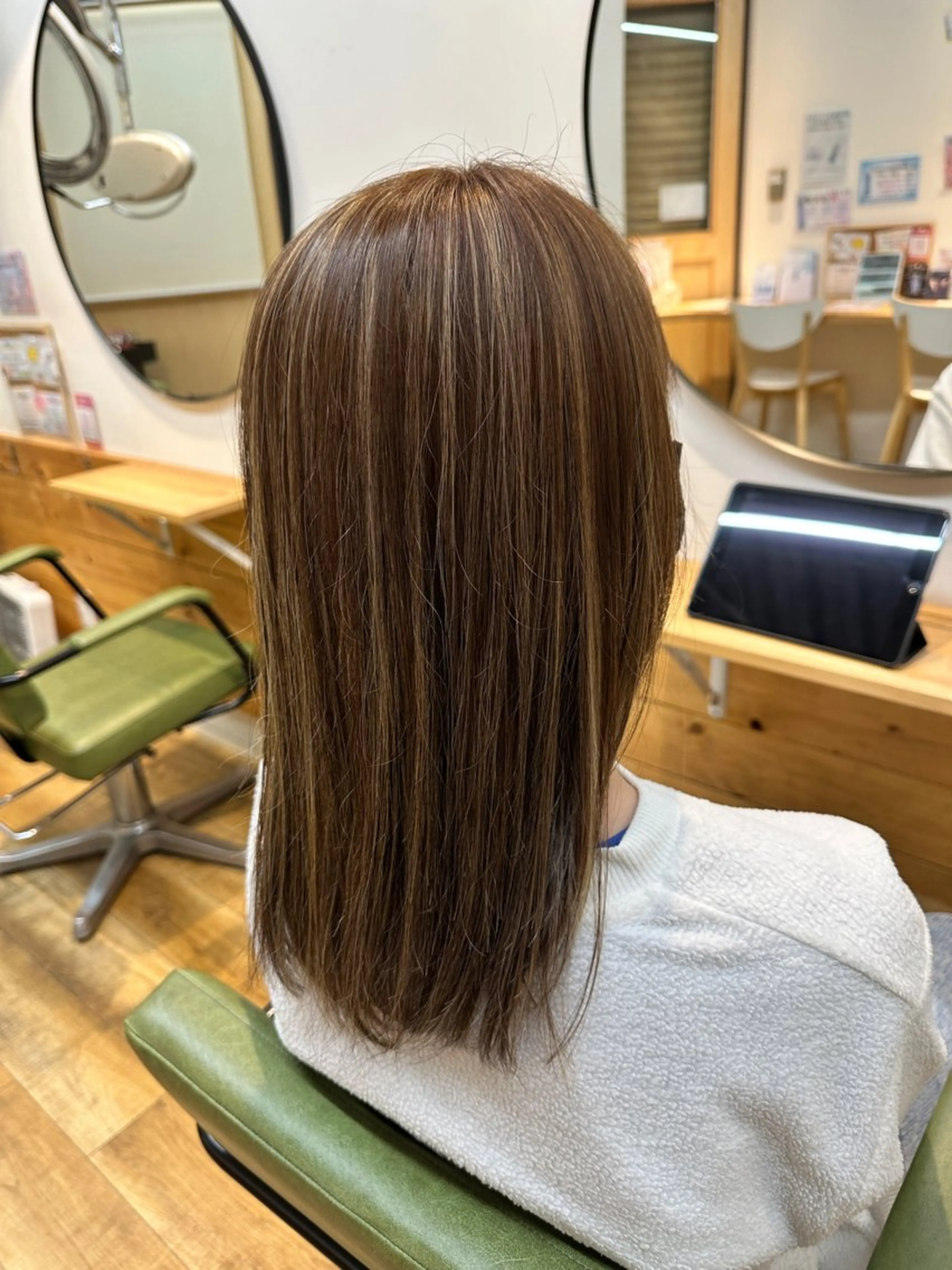 セミロング ハイライト 大阪　美容師 ゆいのヘアスタイル