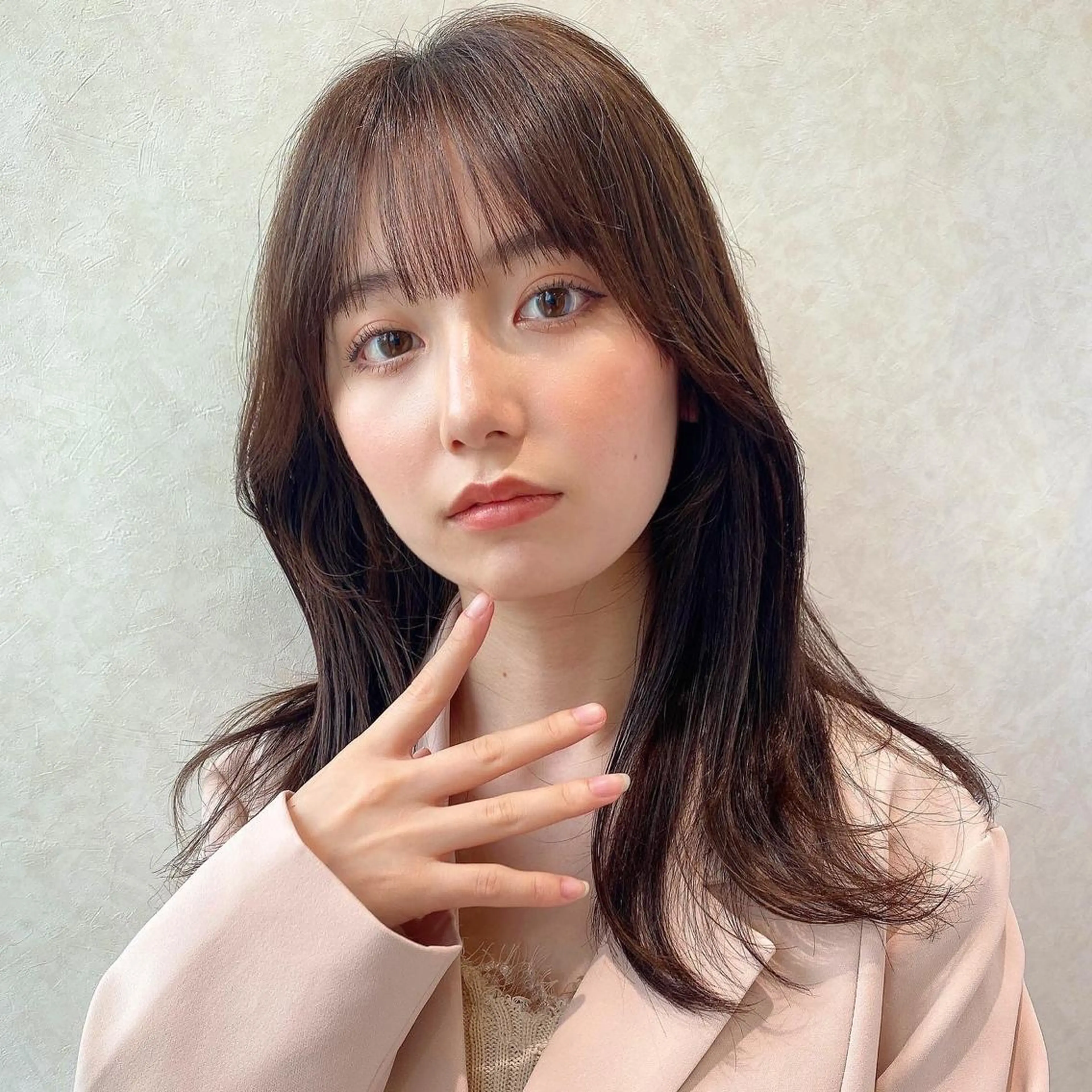 ミディアム カラー ミディアムレイヤー くびれヘア 顔周りカット レイヤーカット シースルーバング 顔周り/くびれヘア 韓国ヘア💕風間るなのヘアスタイル