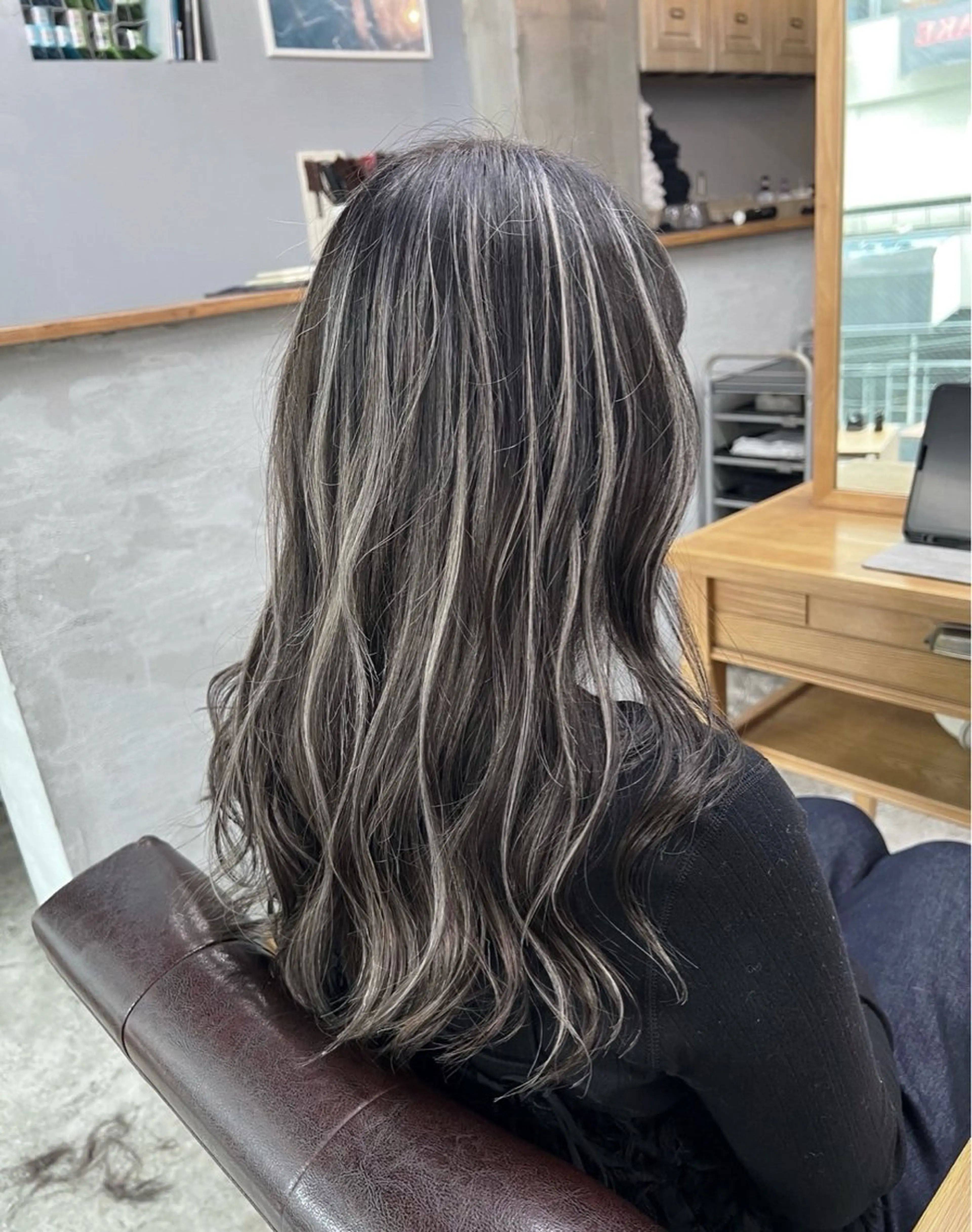 ロング カラー ダークグレー ダークグレージュ グレージュ ハイライトカラー ハイライト ヘアカラー トリートメント 指名数No.1 /NAOYAのヘアスタイル