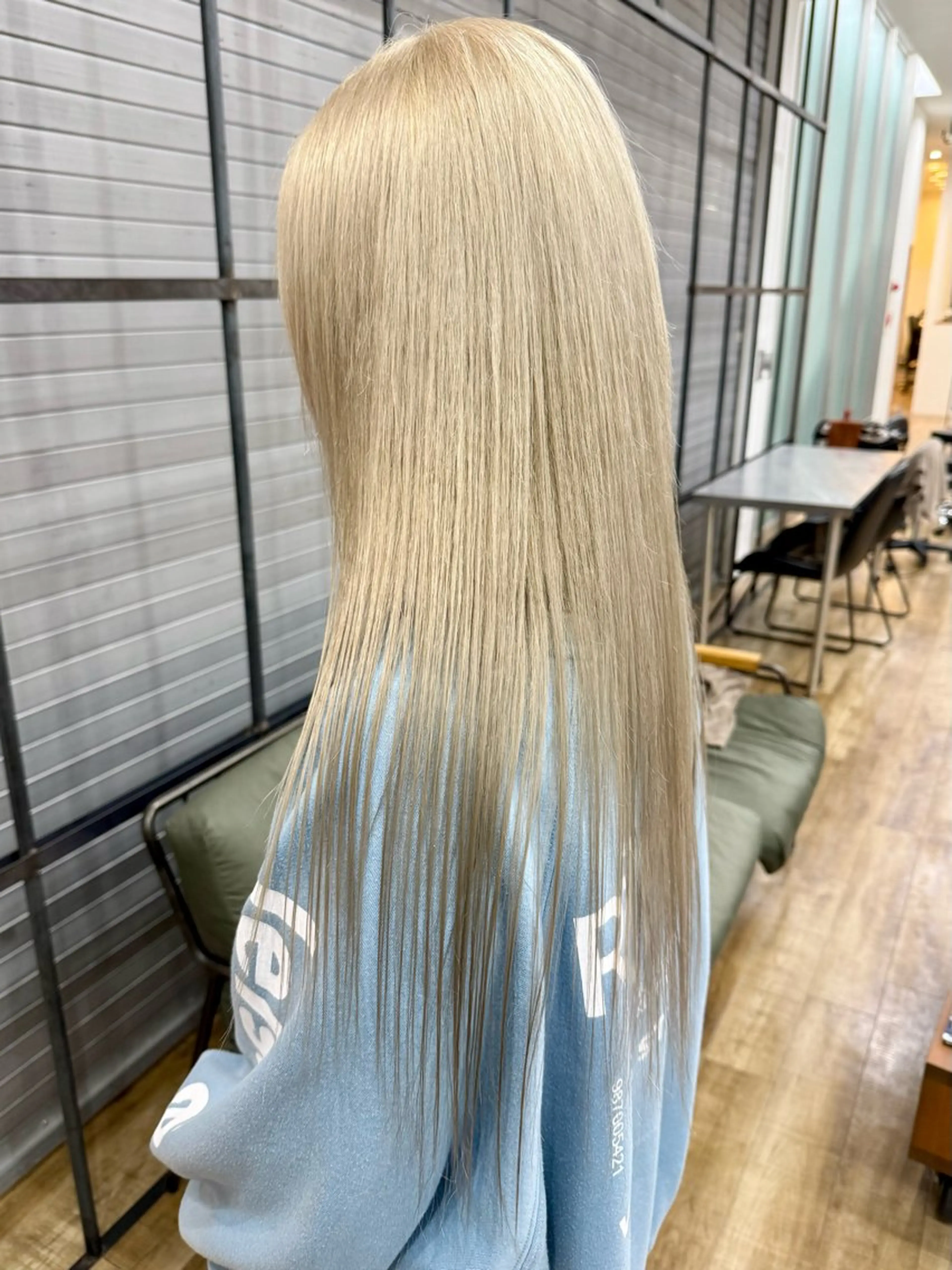 ロング カラー 抜きっぱなしブロンド ヘアカラー 村岡彩優/松本 /ブリーチ/艶カラーのヘアスタイル