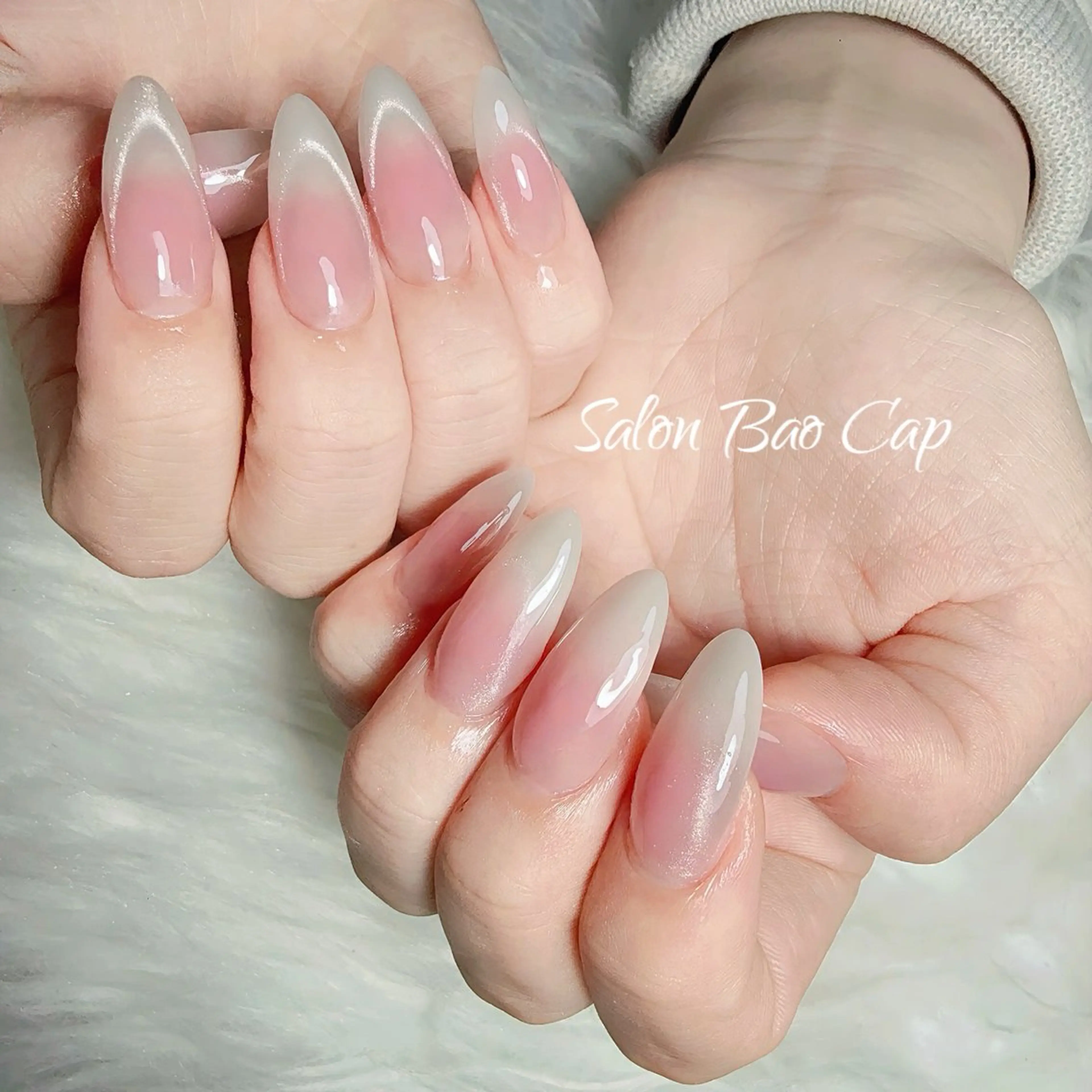 ネイル グラデーション オフィスネイル ピンク シンプルネイル ホワイト ハンドネイル SALON BAOCAP所属・グィン ティ ナのネイルデザイン