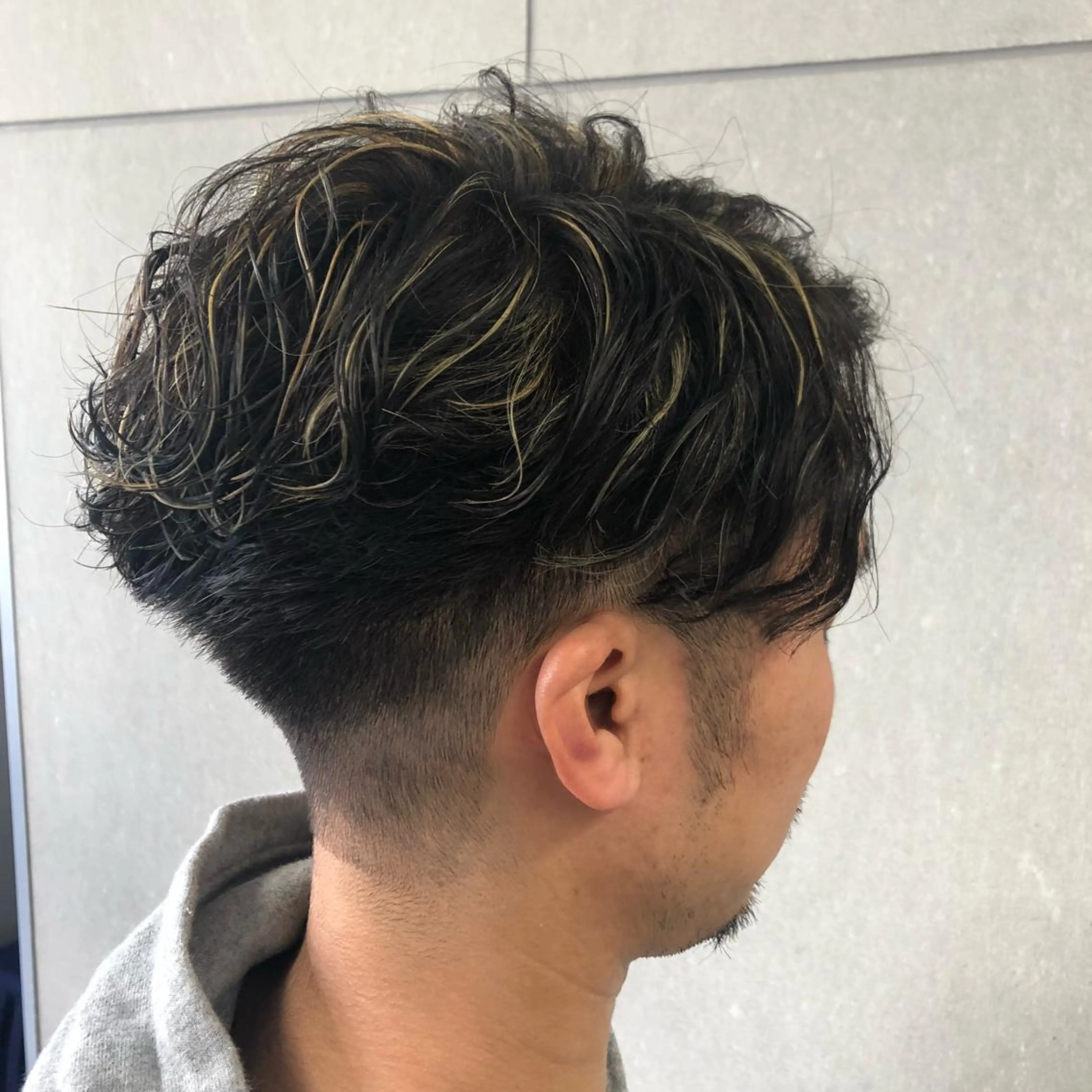 カラー メンズ メンズブリーチ メンズハイライト メンズパーマ 黒髪 ブリーチ 岡村 玲奈のヘアスタイル