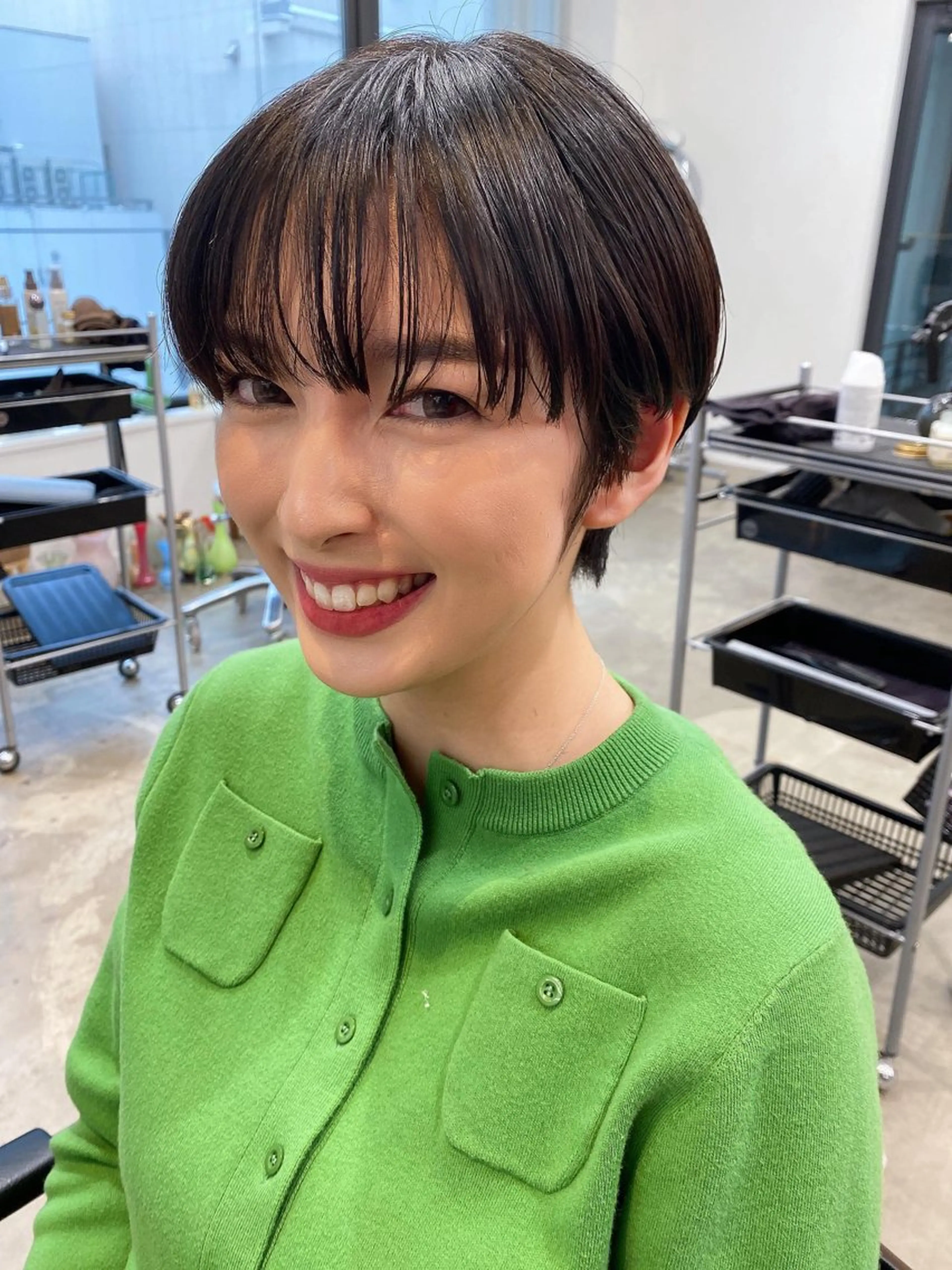 ショート カラー カット ヘアカラー トリートメント 💓パーマ，💗 レイヤーカットのヘアスタイル
