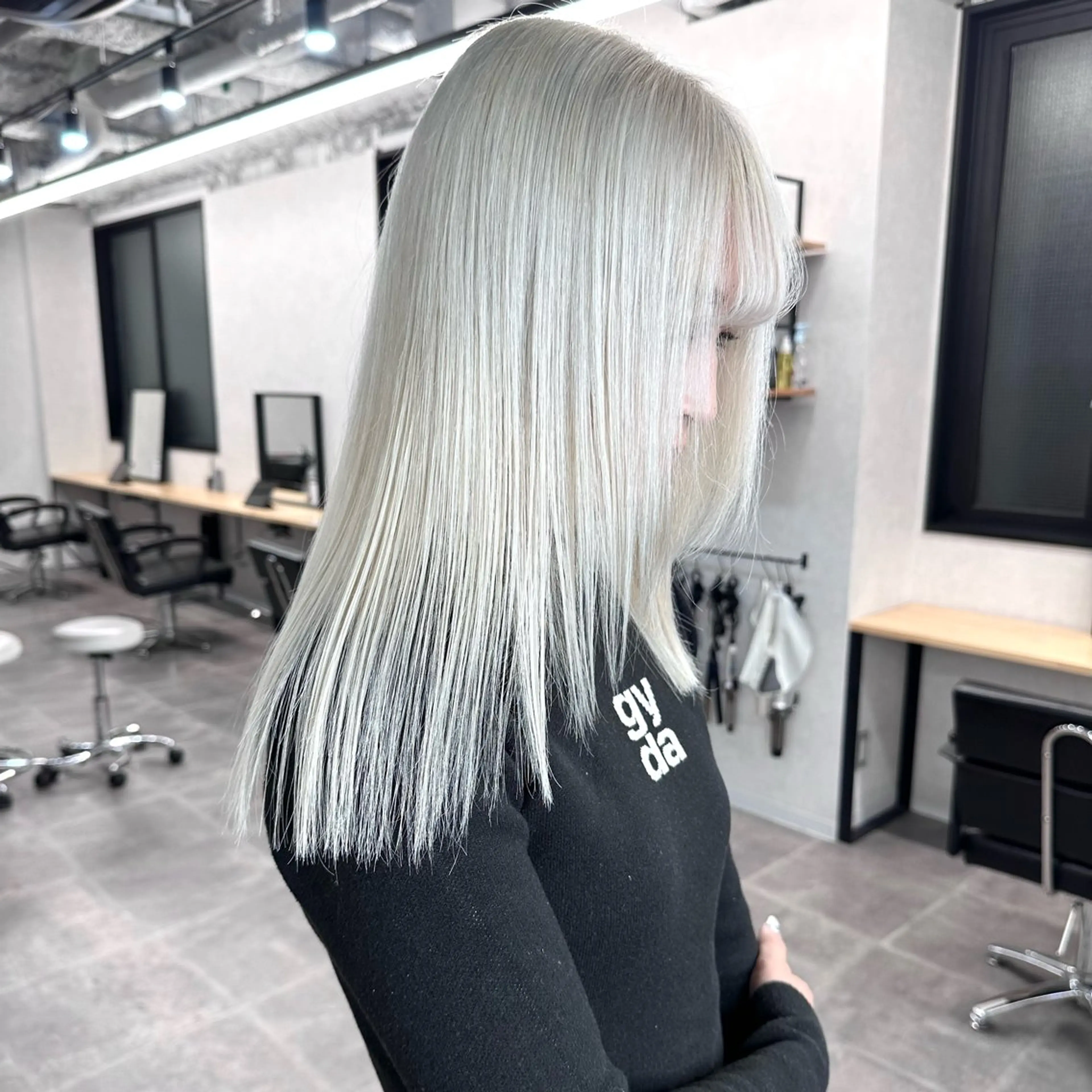 セミロング ヘアカラー Aika 🖤のヘアスタイル