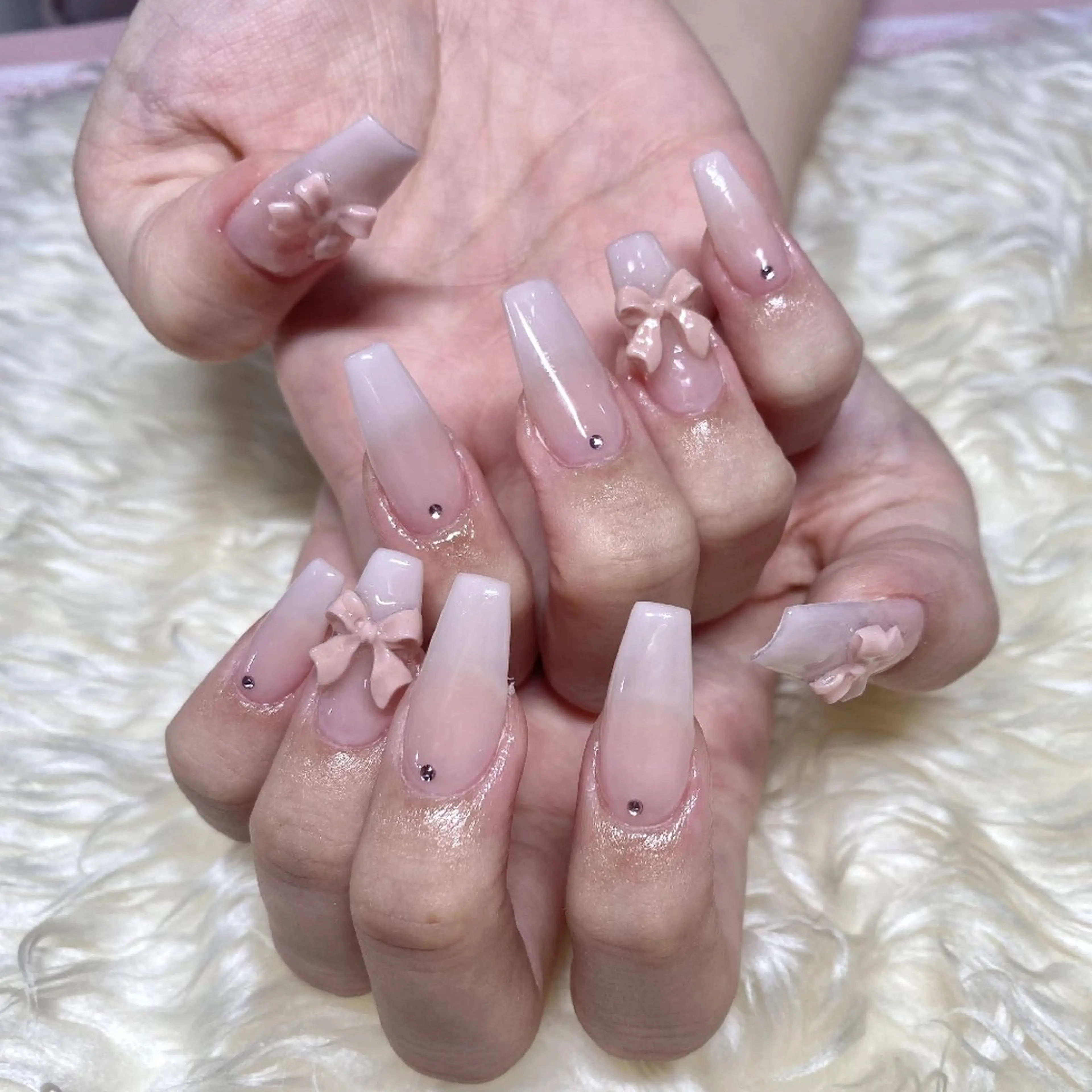 ネイル 韓国ネイル ニュアンスネイル リボン 冬ネイル クリスマス ハンドネイル BelireMaa Nail&eyeのネイルデザイン