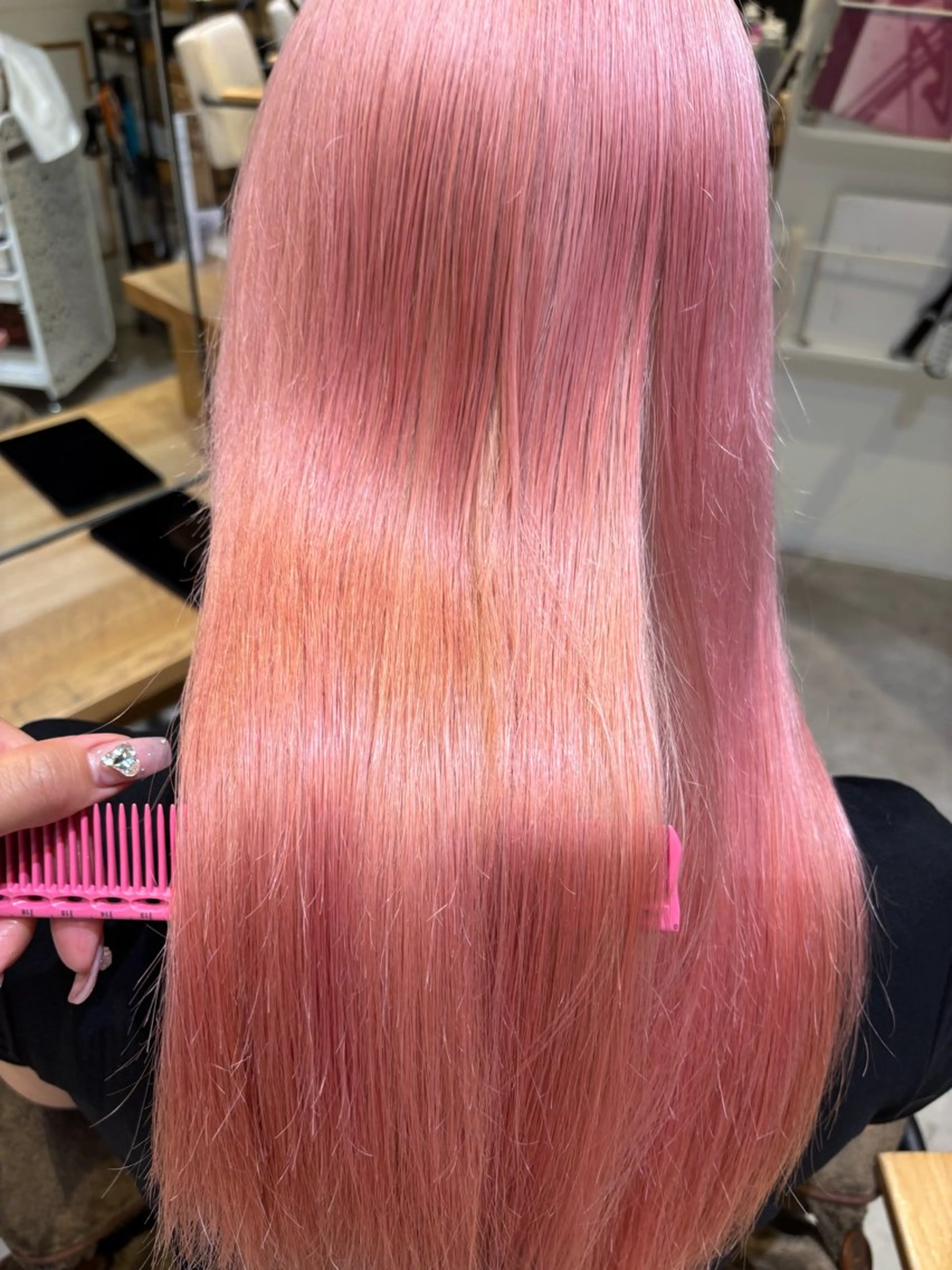 ロング カラー ベージュカラー ブリーチ ケアブリーチ デザインカラー ダブルカラー 肌に馴染むハイトーン /ミルクティーカラーのヘアスタイル