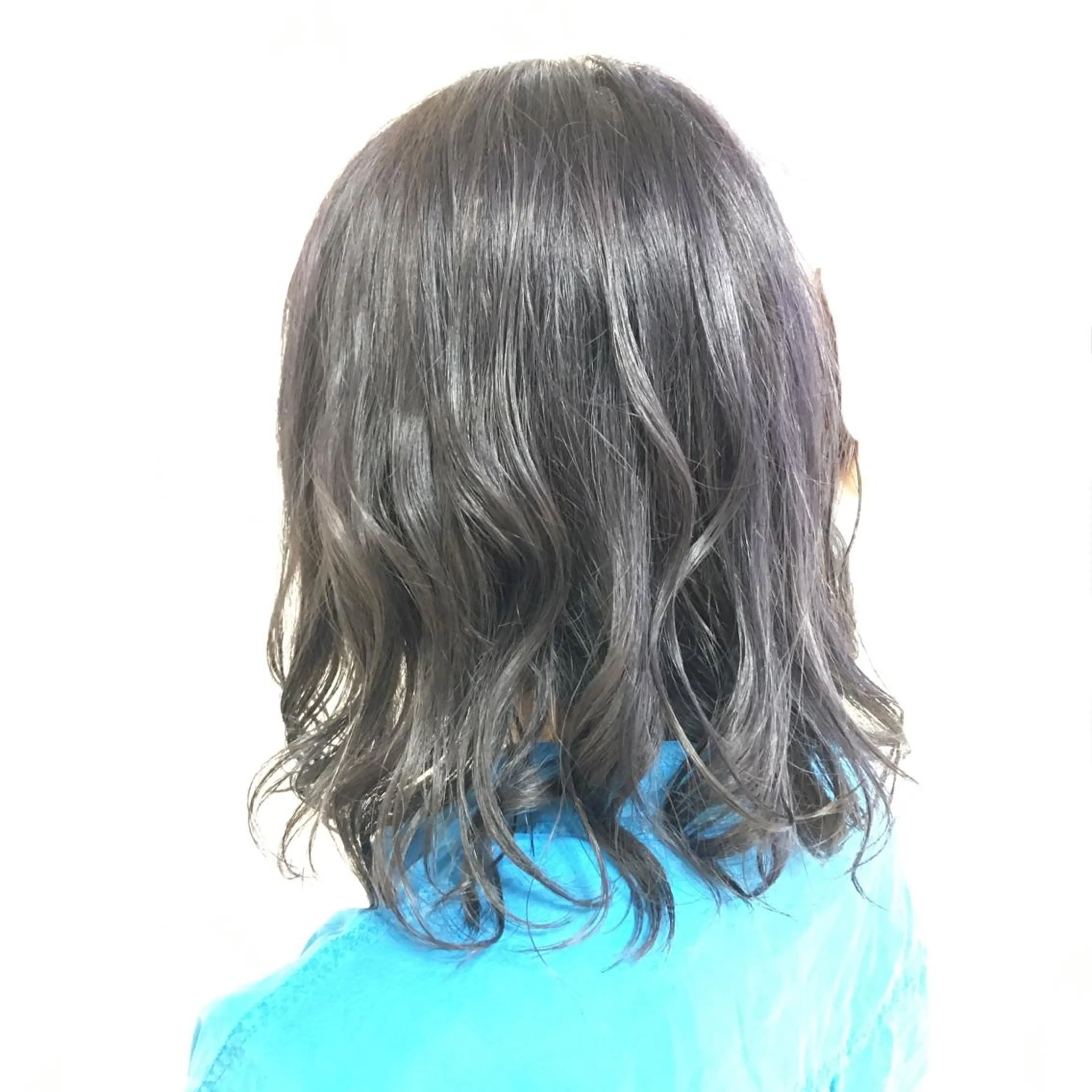 ミディアム カラー アッシュ ブリーチ シルバー シルバーアッシュ 【Sweep】おじま のぞみのヘアスタイル