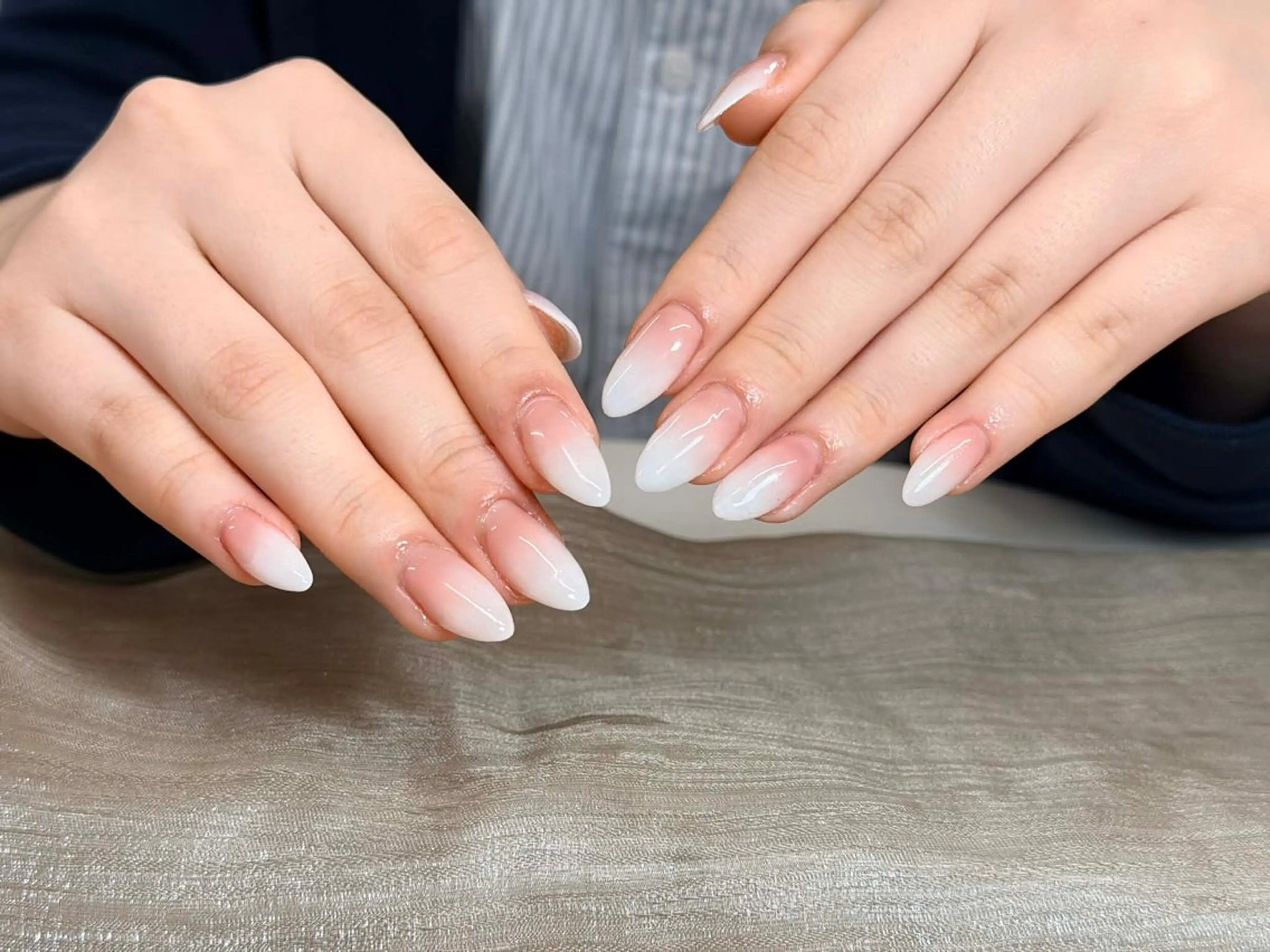 【新規オフ無料・自爪】カラーグラデーション・ミラーネイル (オフ選択)の写真