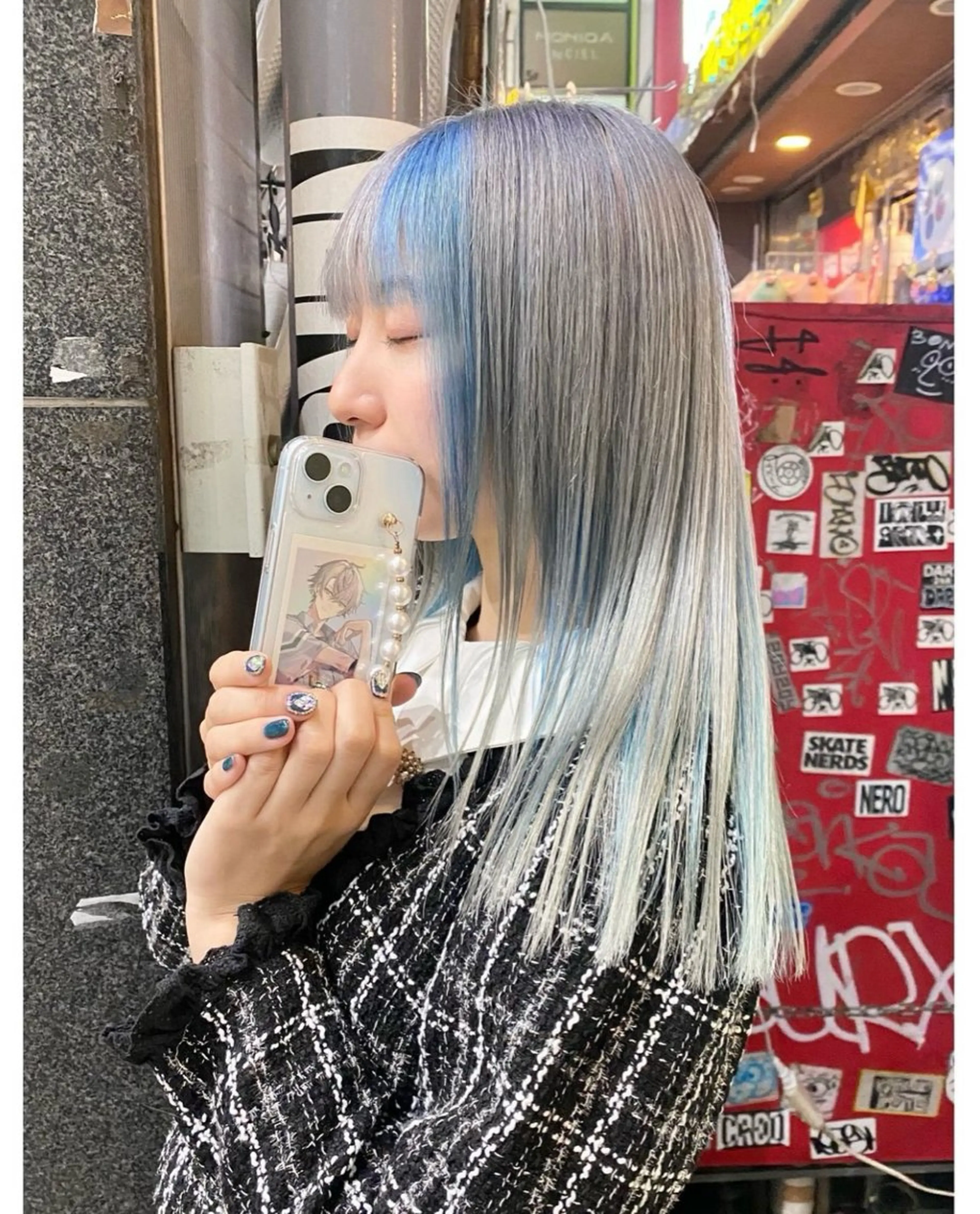 ミディアム カラー シルバー ヘアカラー TSUNO🦖 派手髪/オタク美容師のヘアスタイル