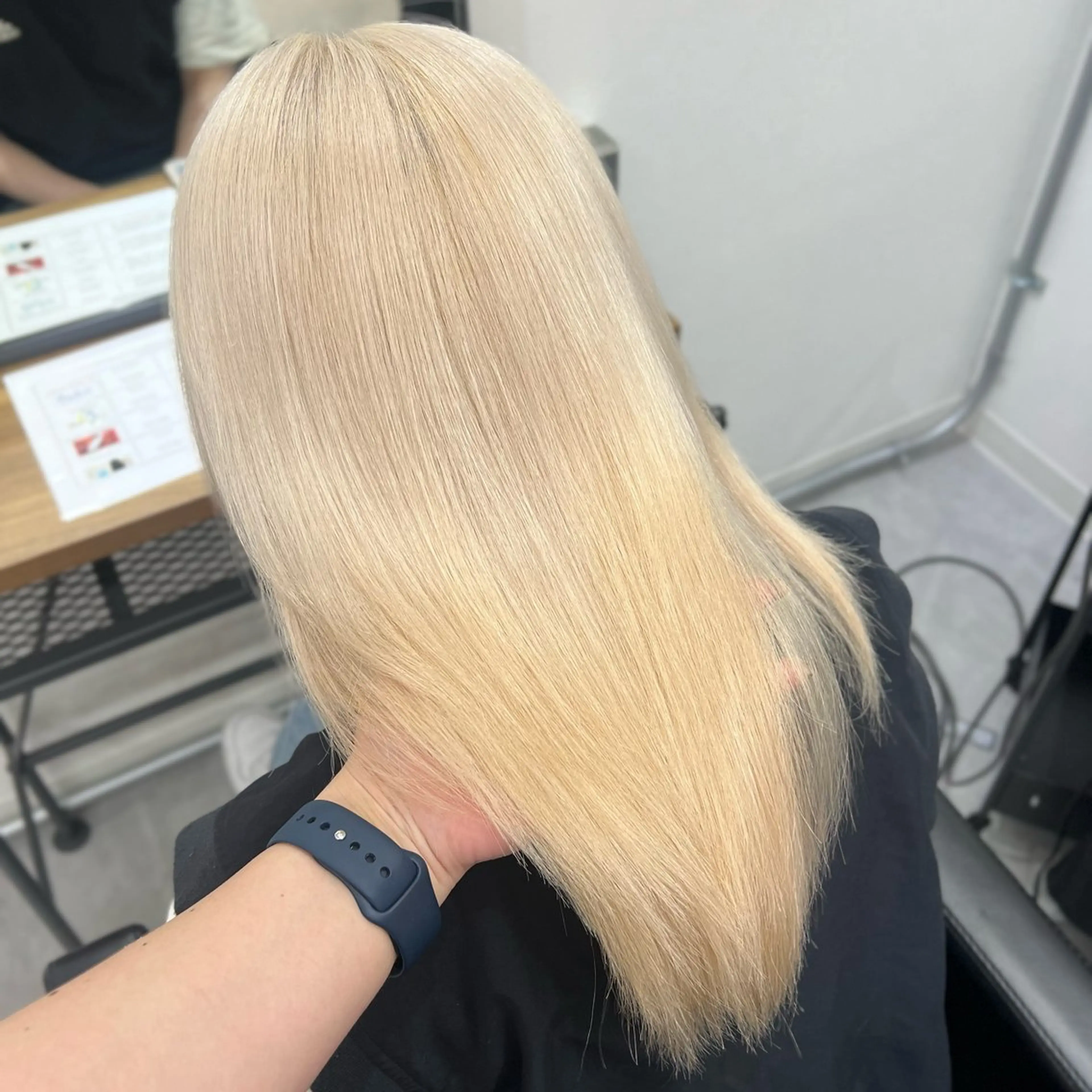 ロング カラー シールエクステ ブリーチ ブロンド 透明感カラー デザインカラー ショート/ウルフ カットモデル募集のヘアスタイル
