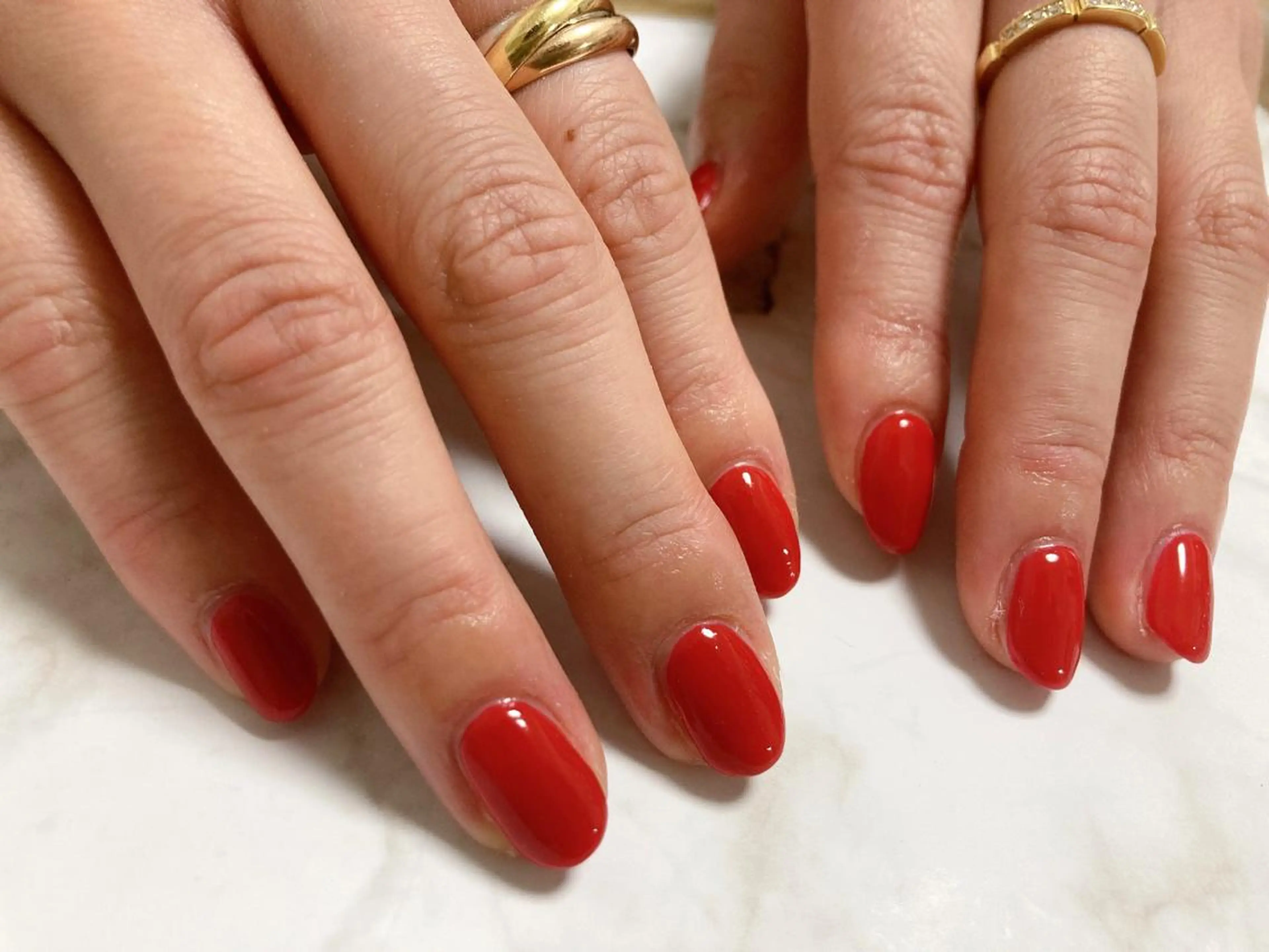 ネイル ワンカラーネイル 赤色 ハンドネイル mogunail &blowのネイルデザイン