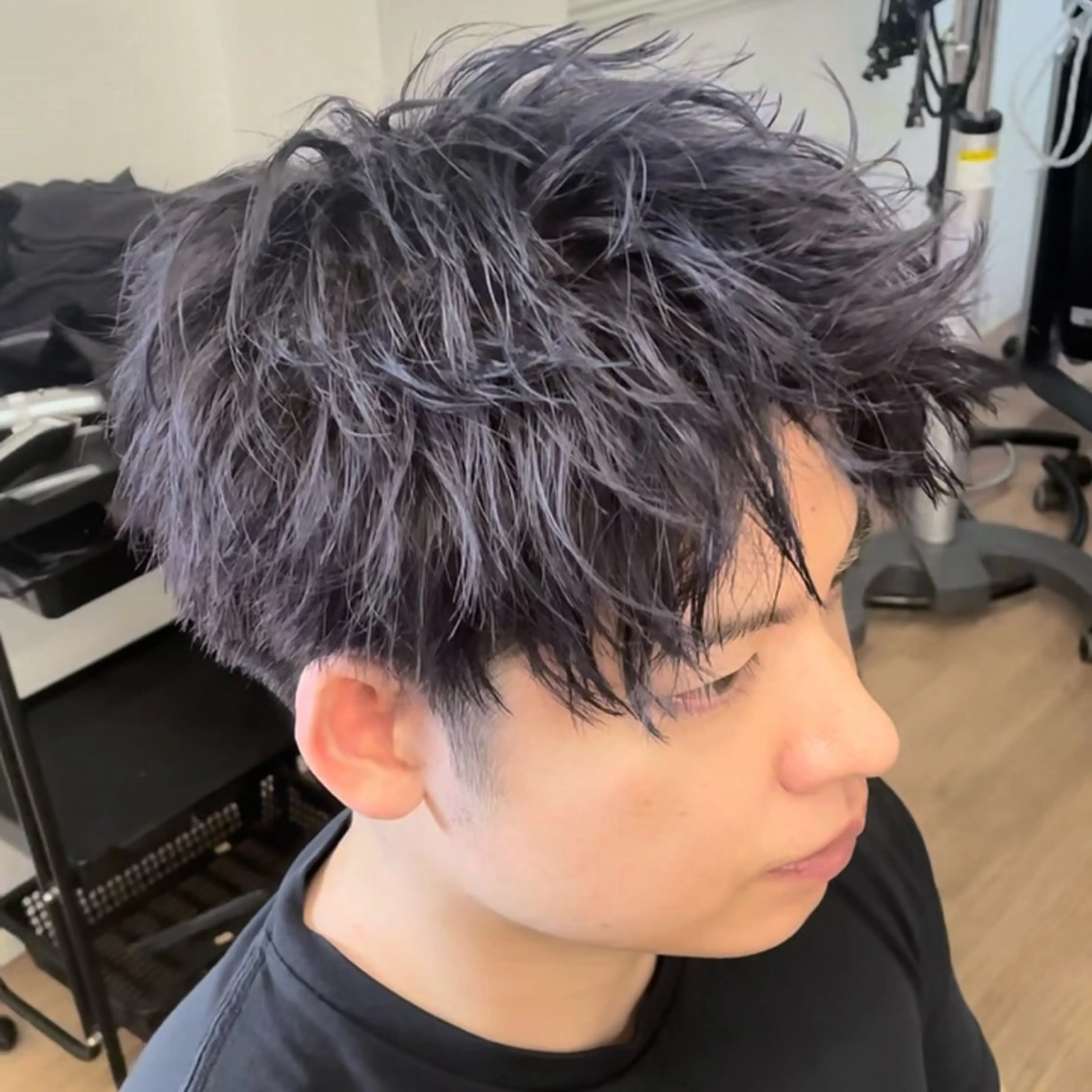 ショート パープルカラー ハイライト 韓国風ヘア レイヤーカット ショートヘア 🫧 下島友弥 【メンズ特化美容師】のヘアスタイル