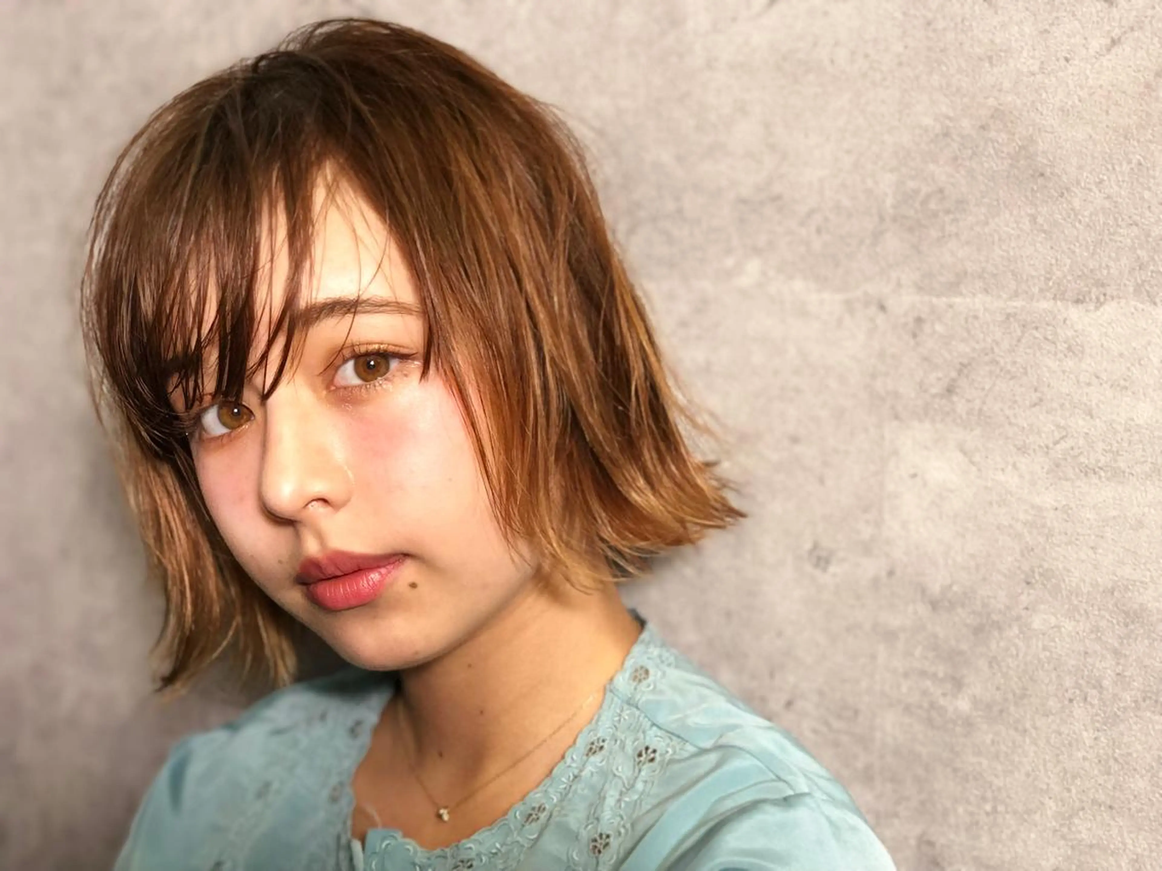 ショート カラー ヘアカラー トリートメント 顔周りレイヤー/韓国 ブリーチminamiのヘアスタイル