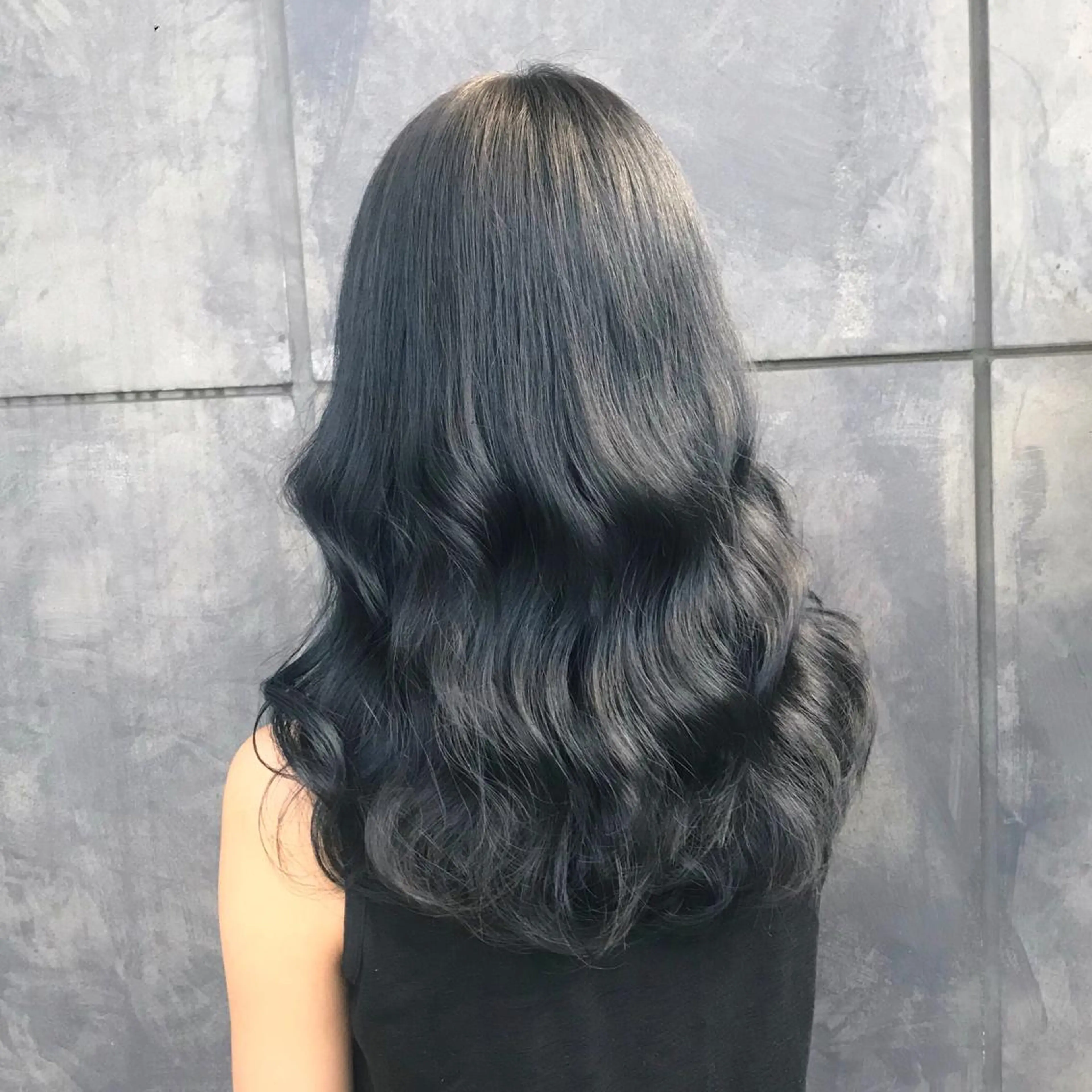 ロング カラー 黒髪 ブルーカラー ブルーブラック ヨシンモリ ムルギョル巻き K-POP好き美容師 🇰🇷Kai.Yのヘアスタイル