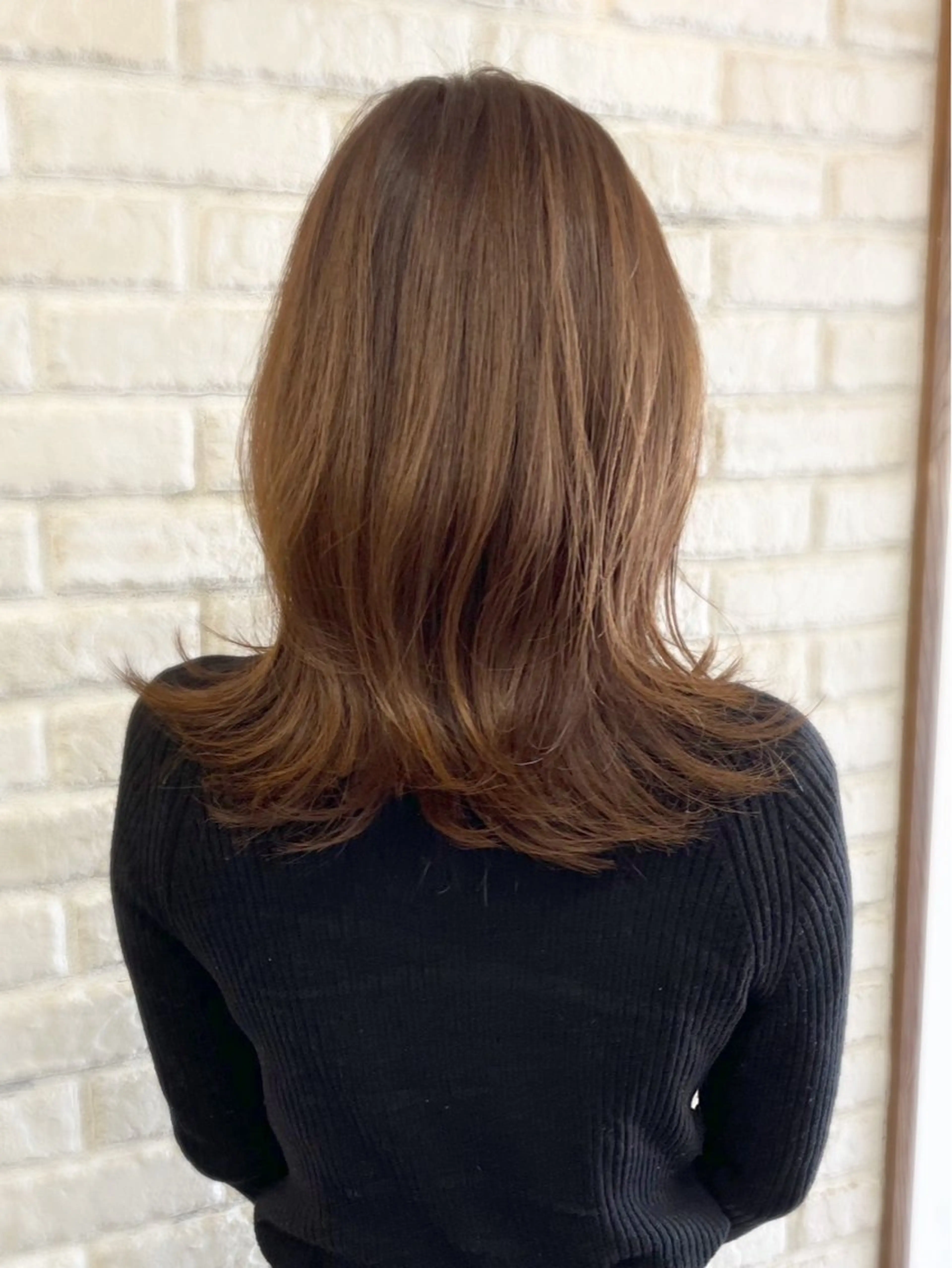 セミロング レイヤーカット 外ハネヘア 政木 紳吾のヘアスタイル