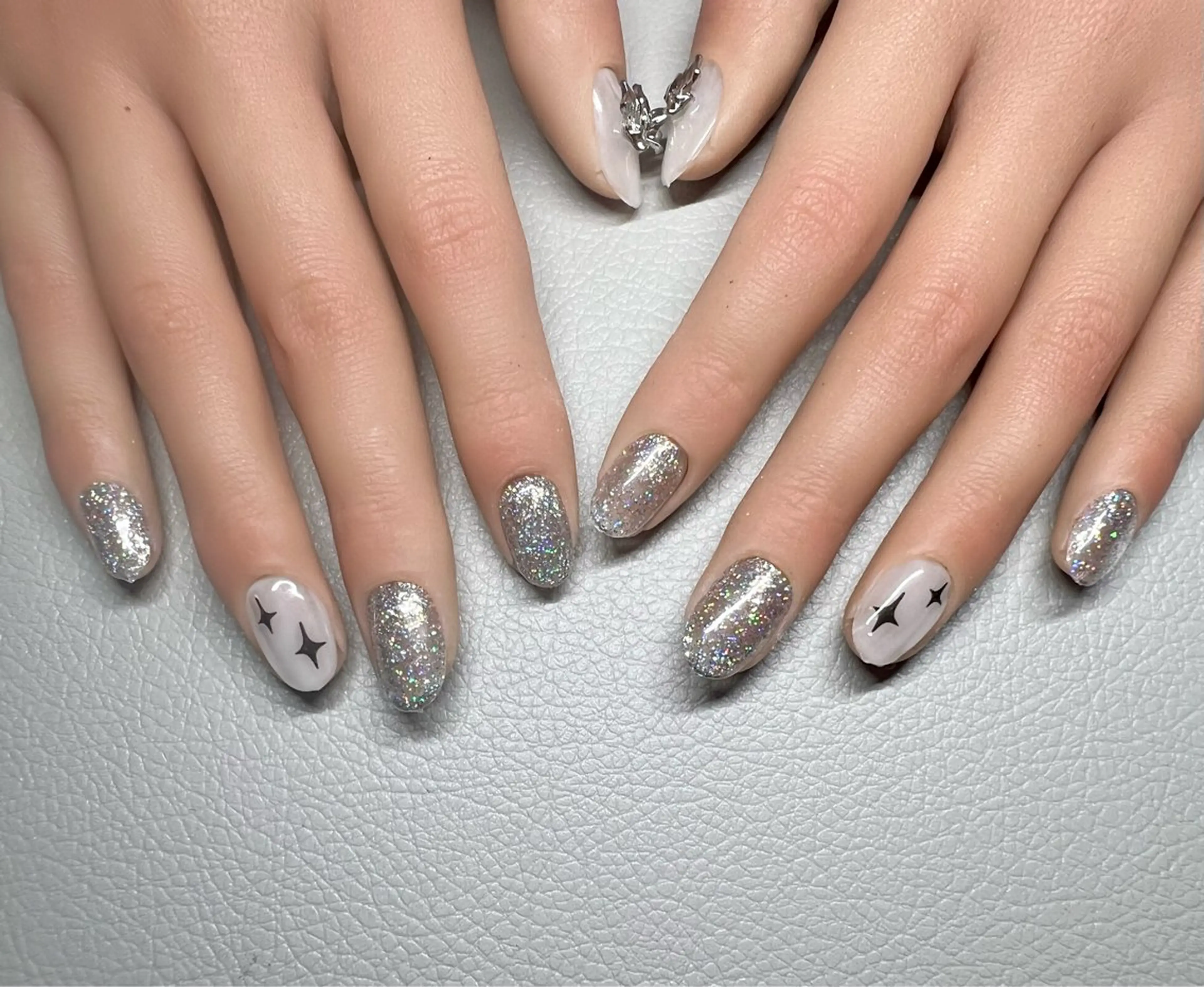 ネイル ゴールド キラキラネイル リボン シルバー ハンドネイル AJ nailのネイルデザイン