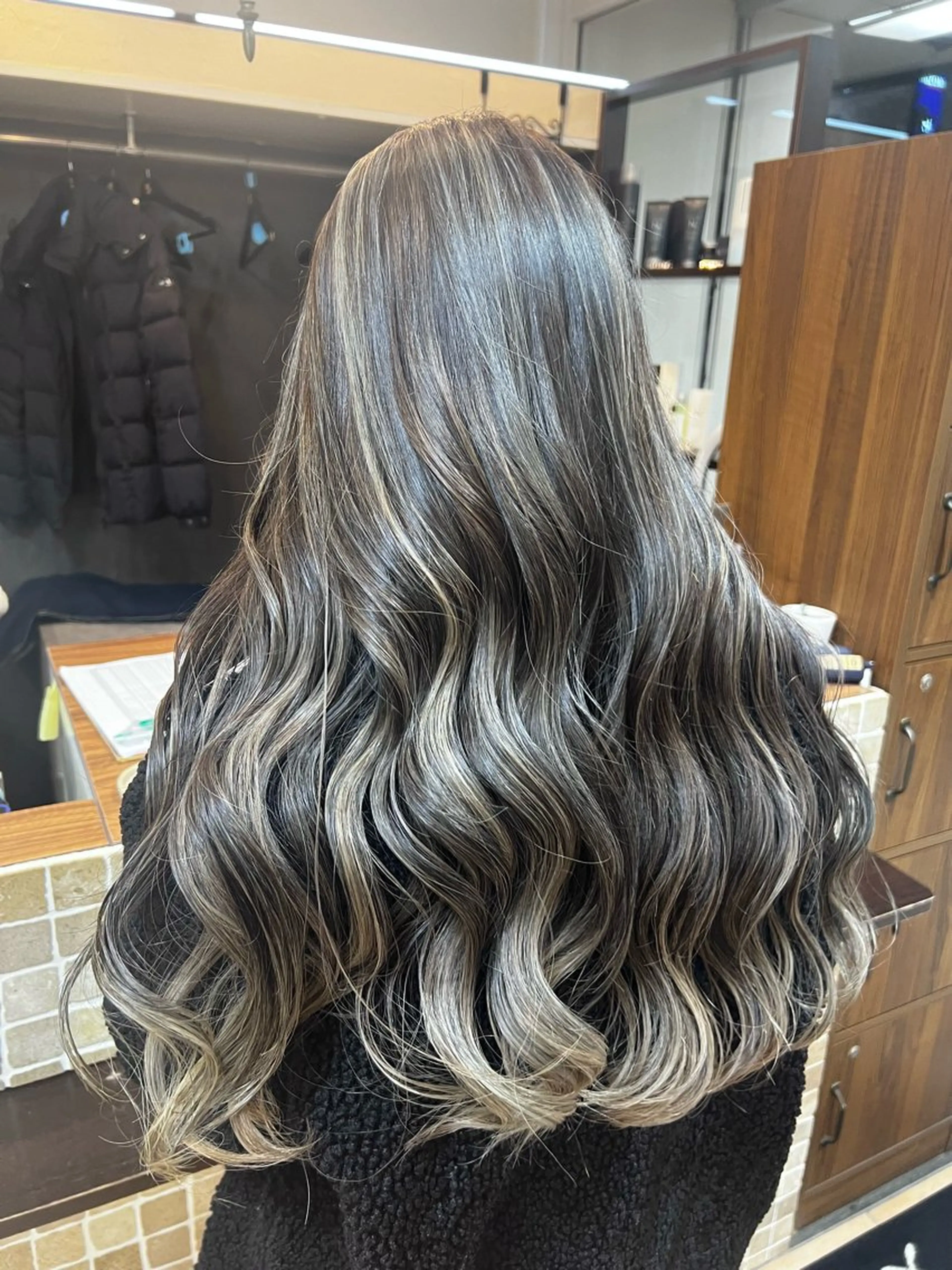 ロング カラー バレイヤージュ グレージュ ハイライトカラー イルミナカラー 3Dハイライト デザインカラー⭐️ Yamauchiのヘアスタイル