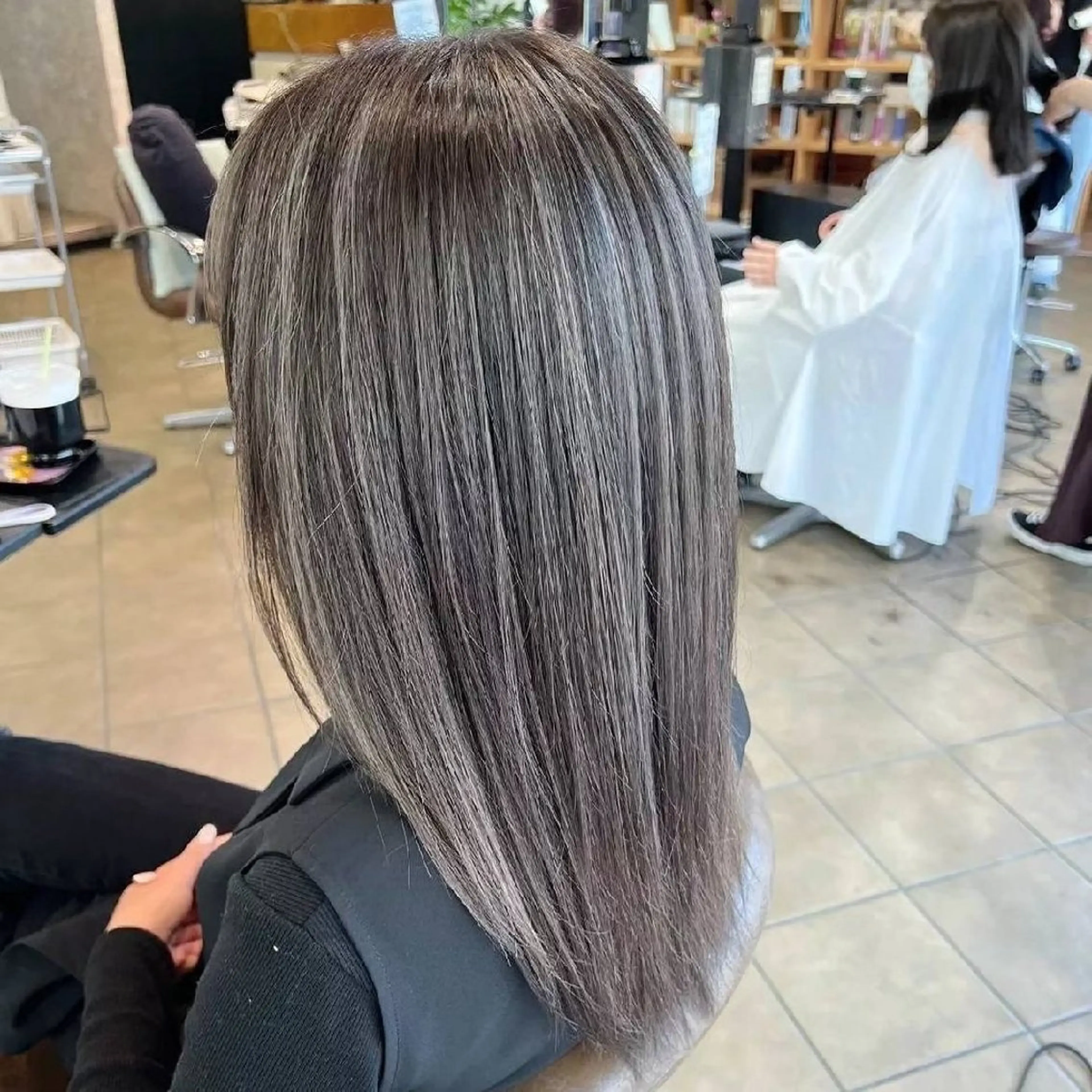 セミロング ハイライト 髪質改善 韓国風ヘア レイヤーカット piLLon 心斎橋のヘアスタイル