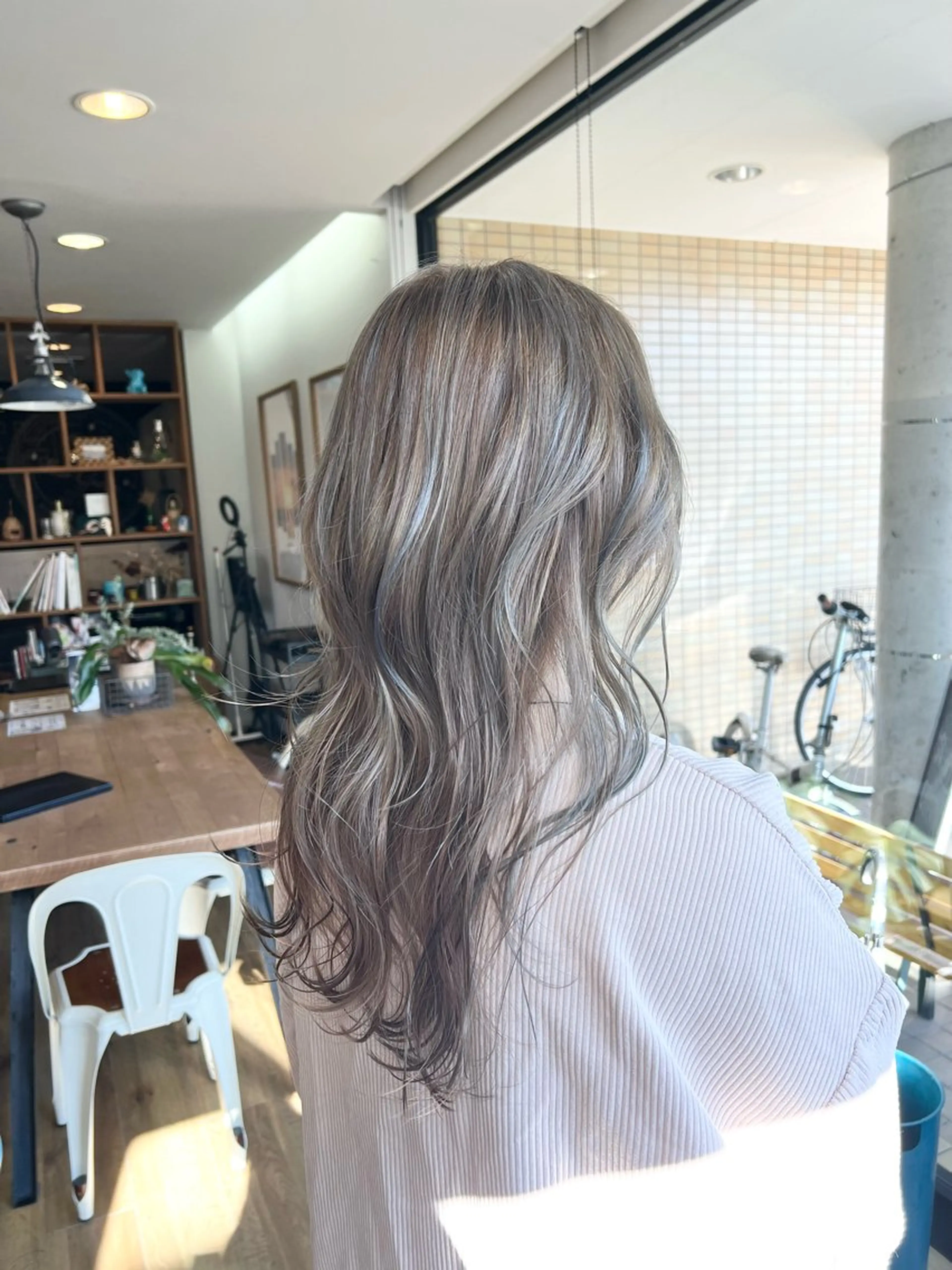 セミロング カラー アッシュ アッシュグレー アッシュグレージュ グレージュ ハイライトカラー ヘアカラー トリートメント 堀 望美のヘアスタイル