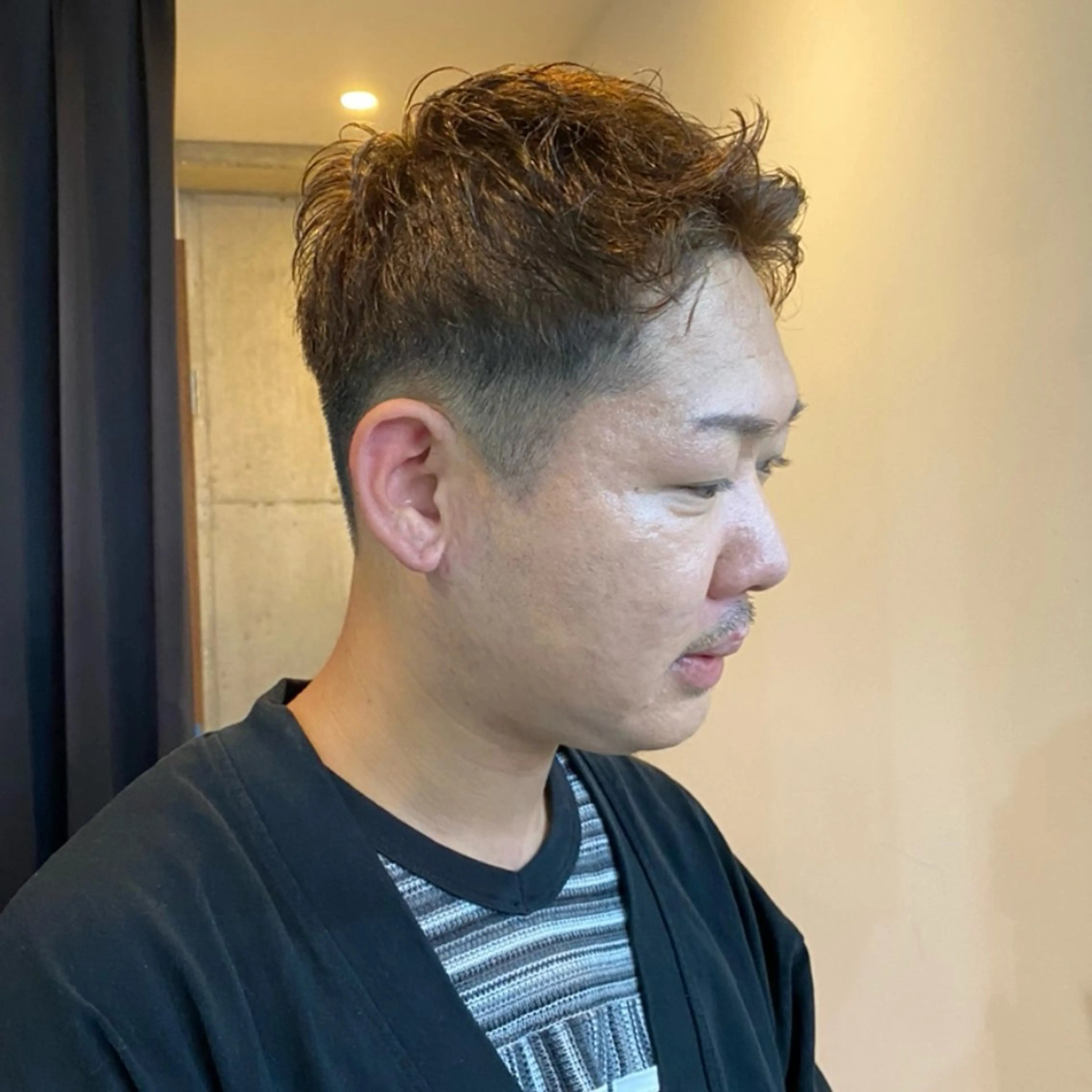 ショート メンズ アップバング ビジネス 刈り上げ ショートヘア センターパート/ニ ュアンスパーマのヘアスタイル