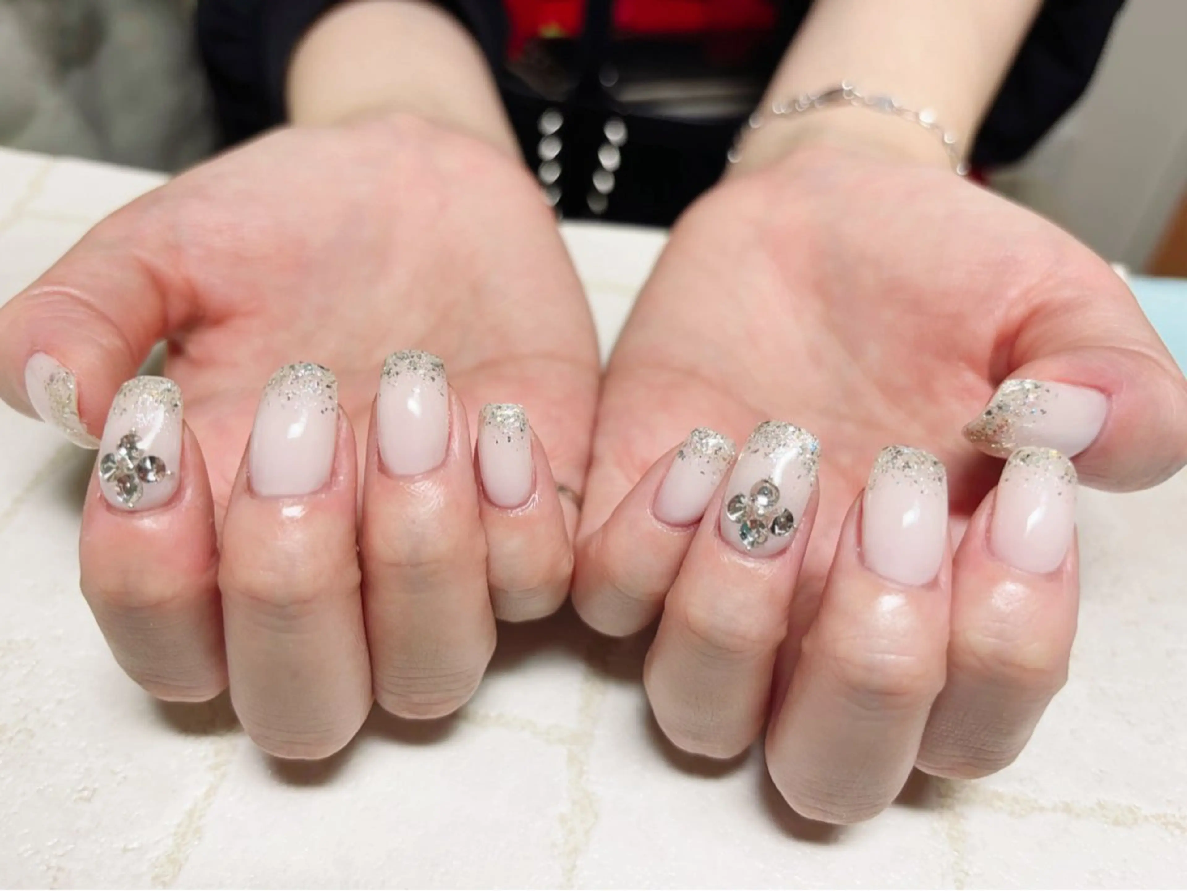 ネイル ラメ(グリッター) ラメグラデーション シンプルネイル ハンドネイル ネイルサロン アティロン所属・ネイルサロン アティロンのネイルデザイン