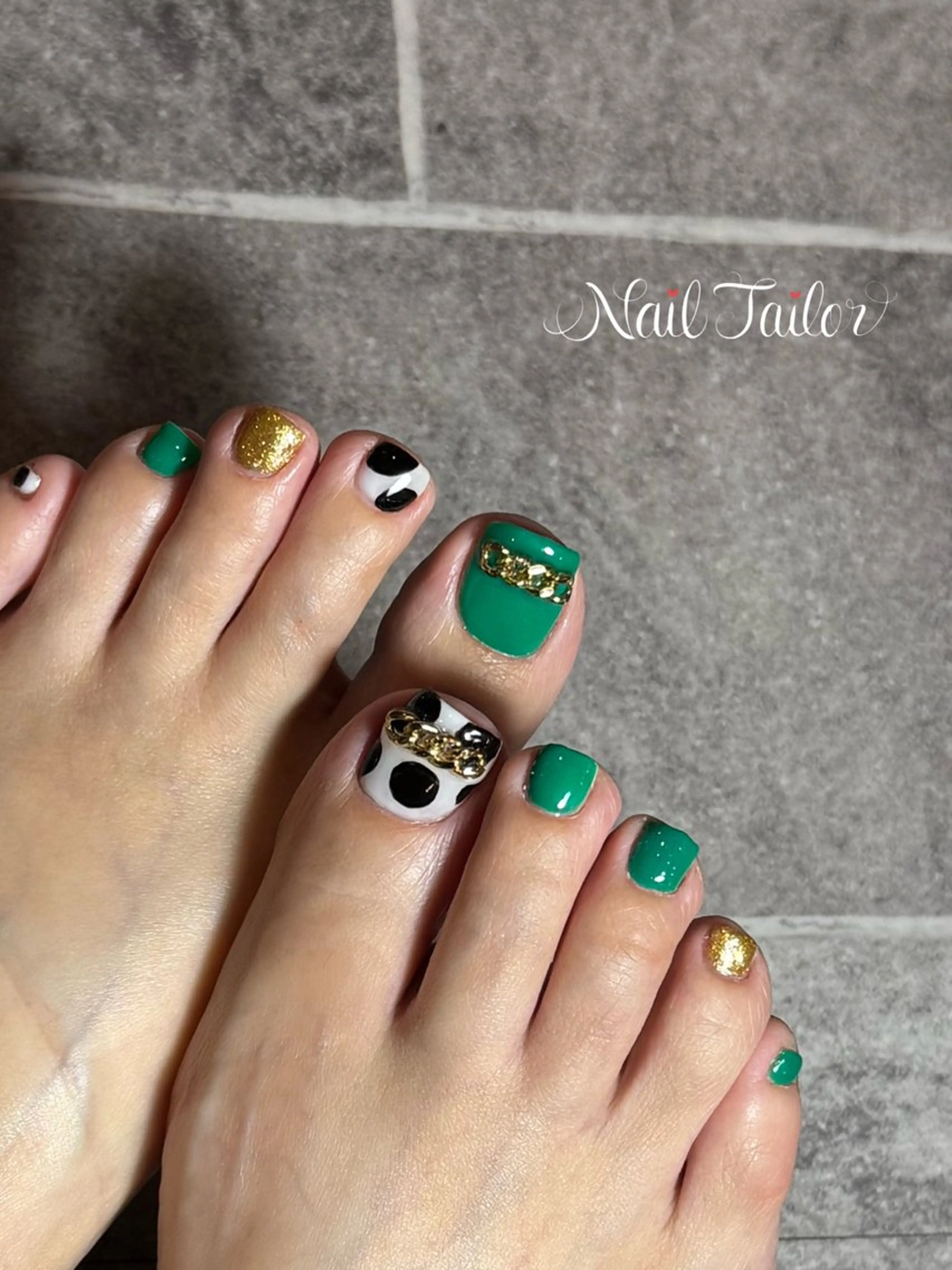 ネイル ドット フットネイル ゴールド グリーン スクエアネイル フットネイル 〜Nail Tailor〜 ネイルテイラー所属・NailTailor ネイルテイラーのネイルデザイン