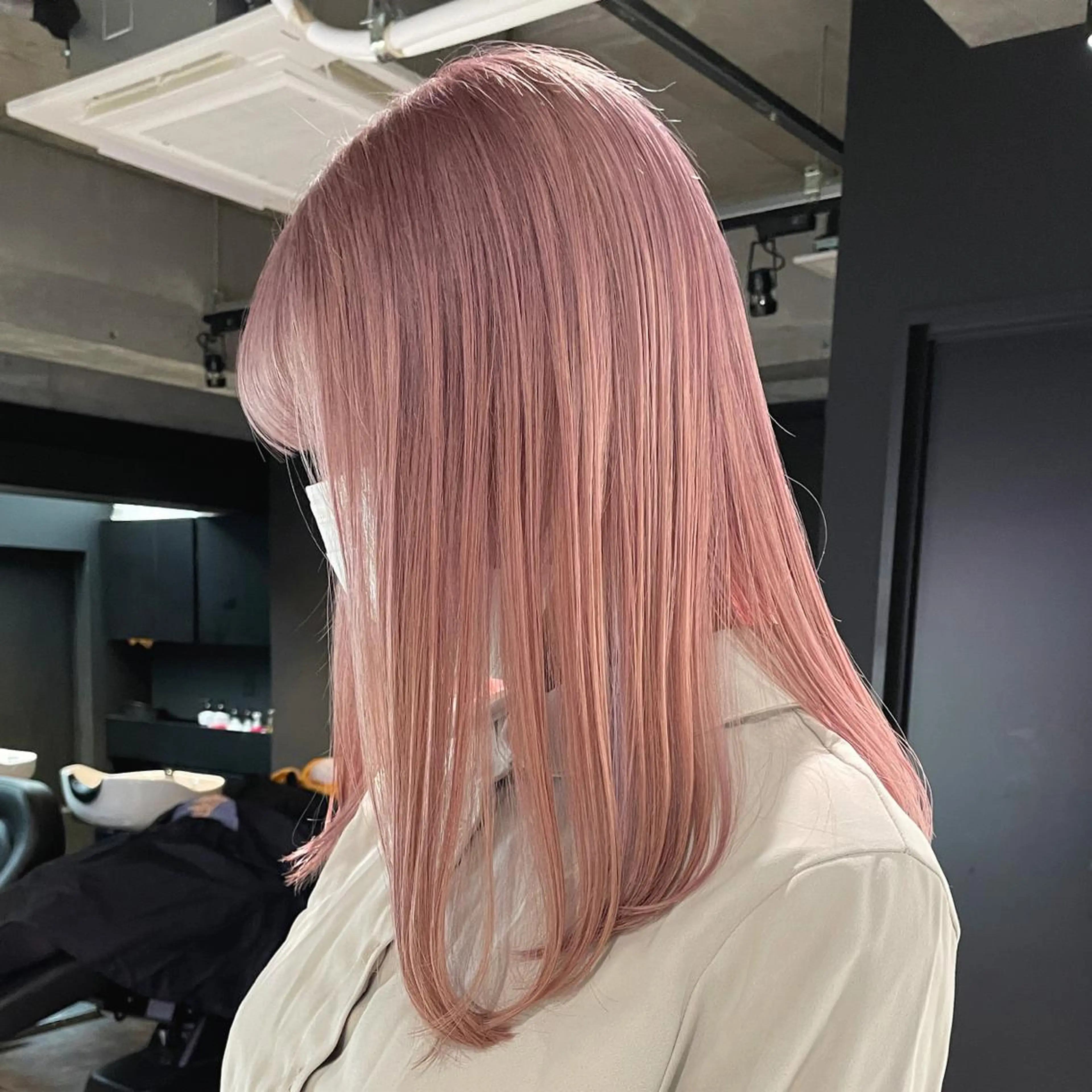 セミロング カラー ピンクカラー ホワイトピンク 女性艶髪マンツーマン YUKIのヘアスタイル