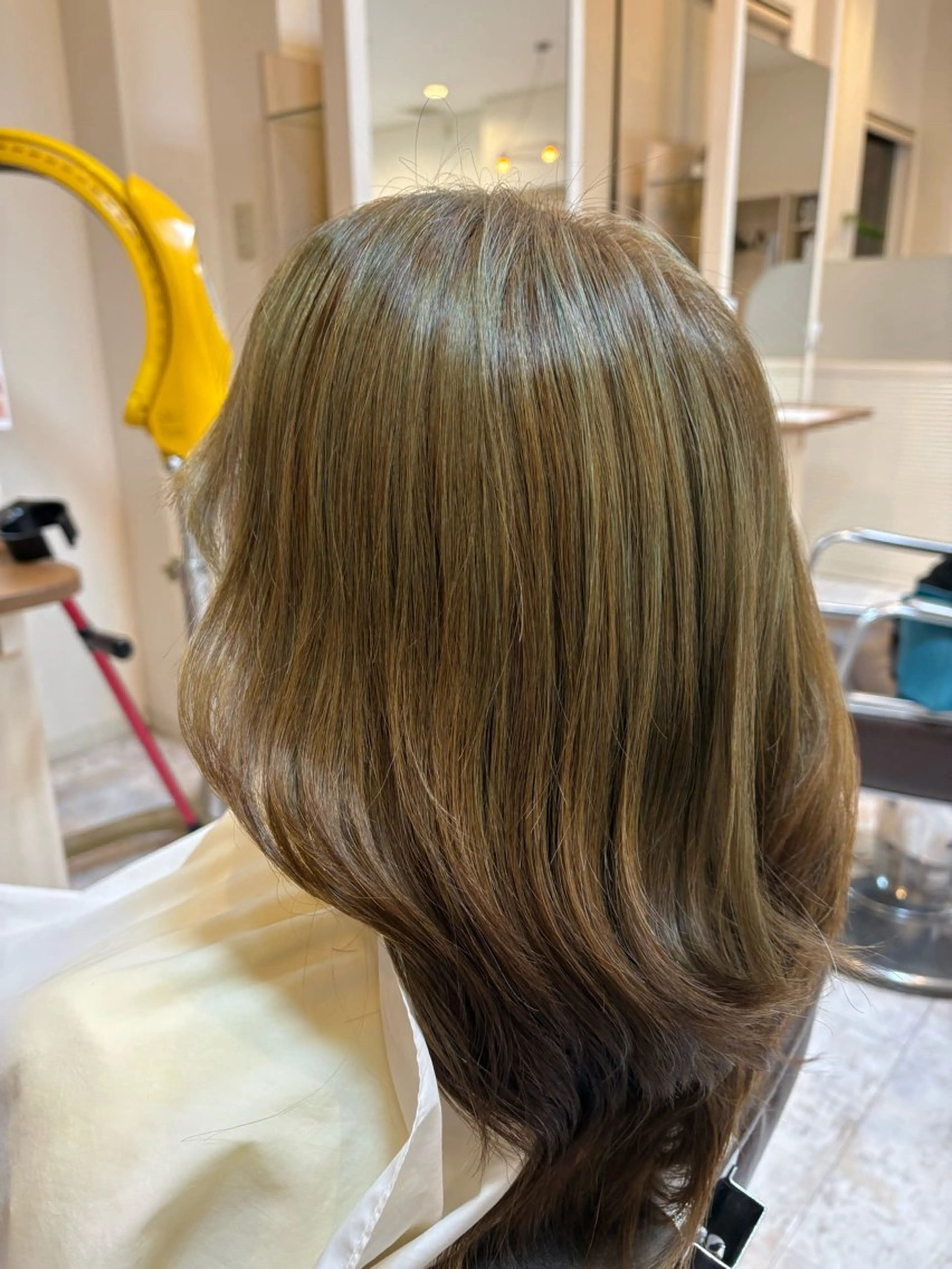 ミディアム カラー . YÜZÜのヘアスタイル