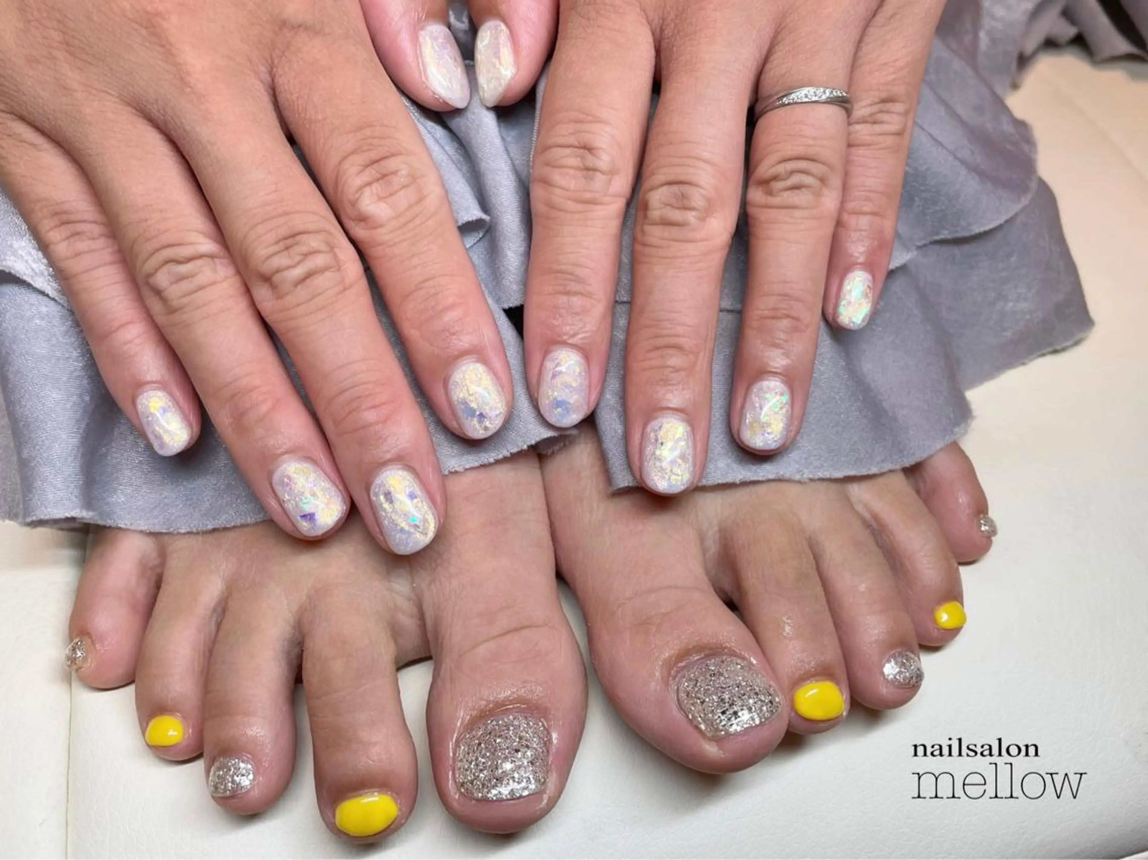 ネイル オーロラネイル フットネイル シルバー 黄色 大山 浩美のネイルデザイン