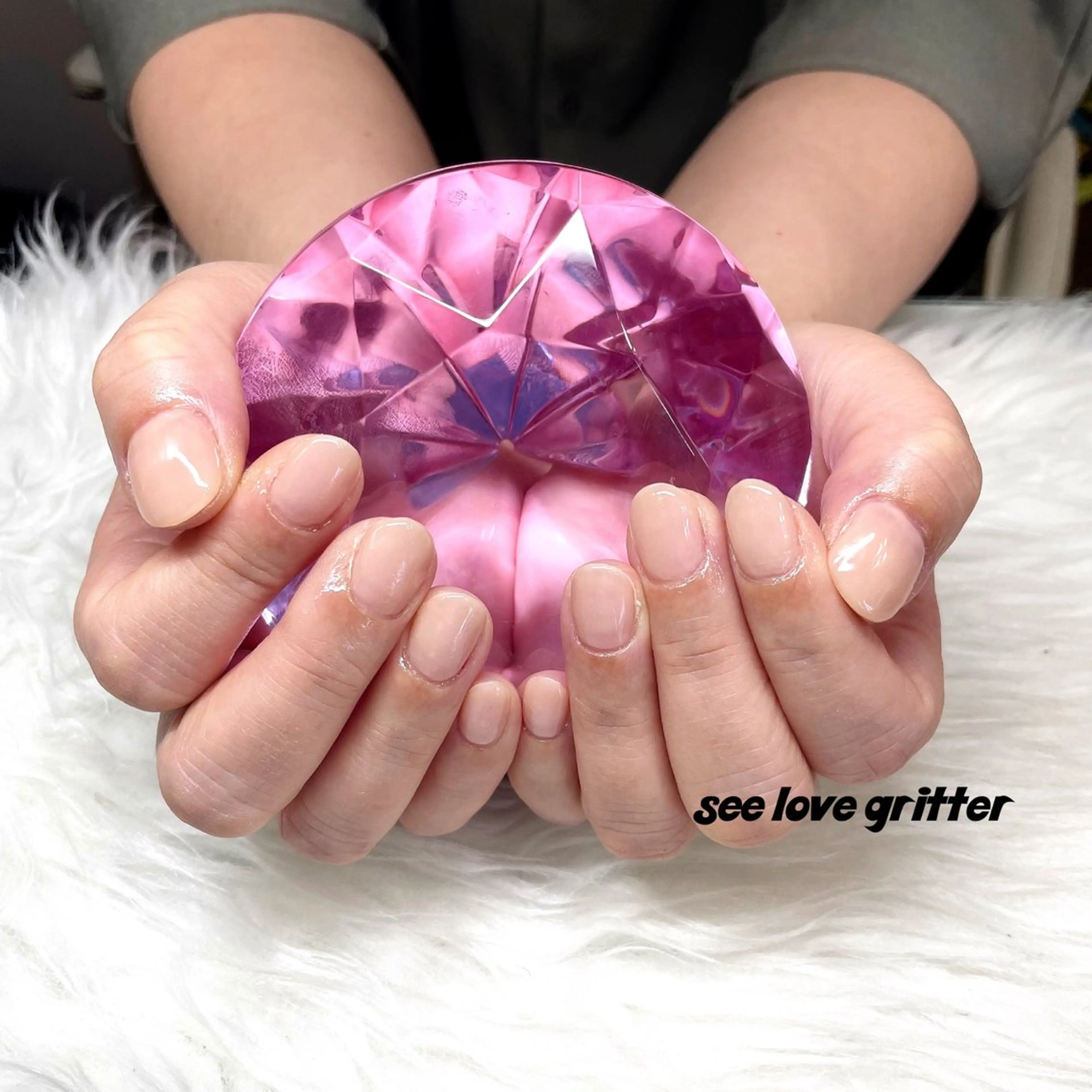 ミディアム see love gritterのネイルデザイン