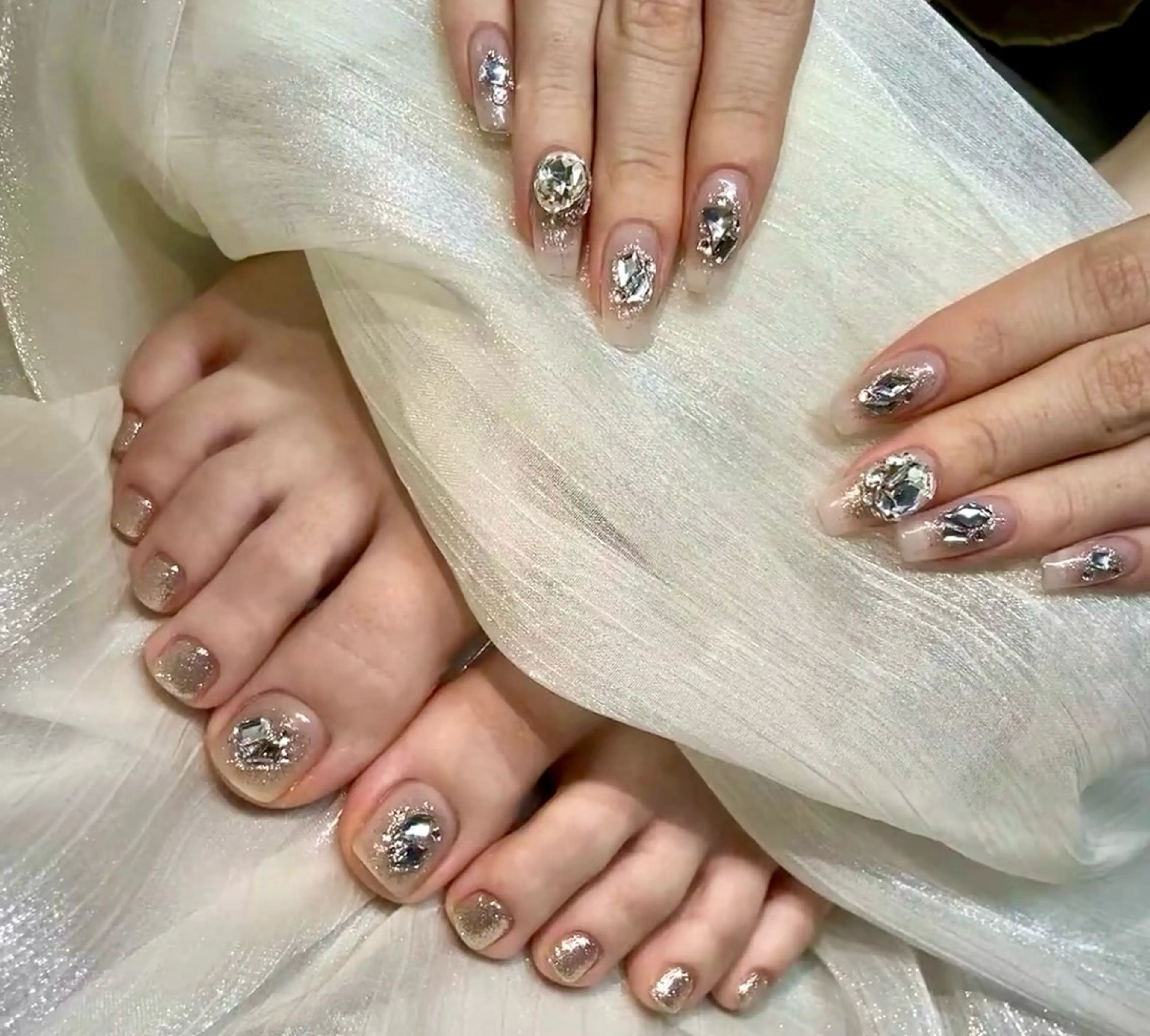 ネイル オーロラネイル クリアネイル 長さ出し フットネイル フレンチネイル リボン、ガーリー パーツ放題専門店のネイルデザイン