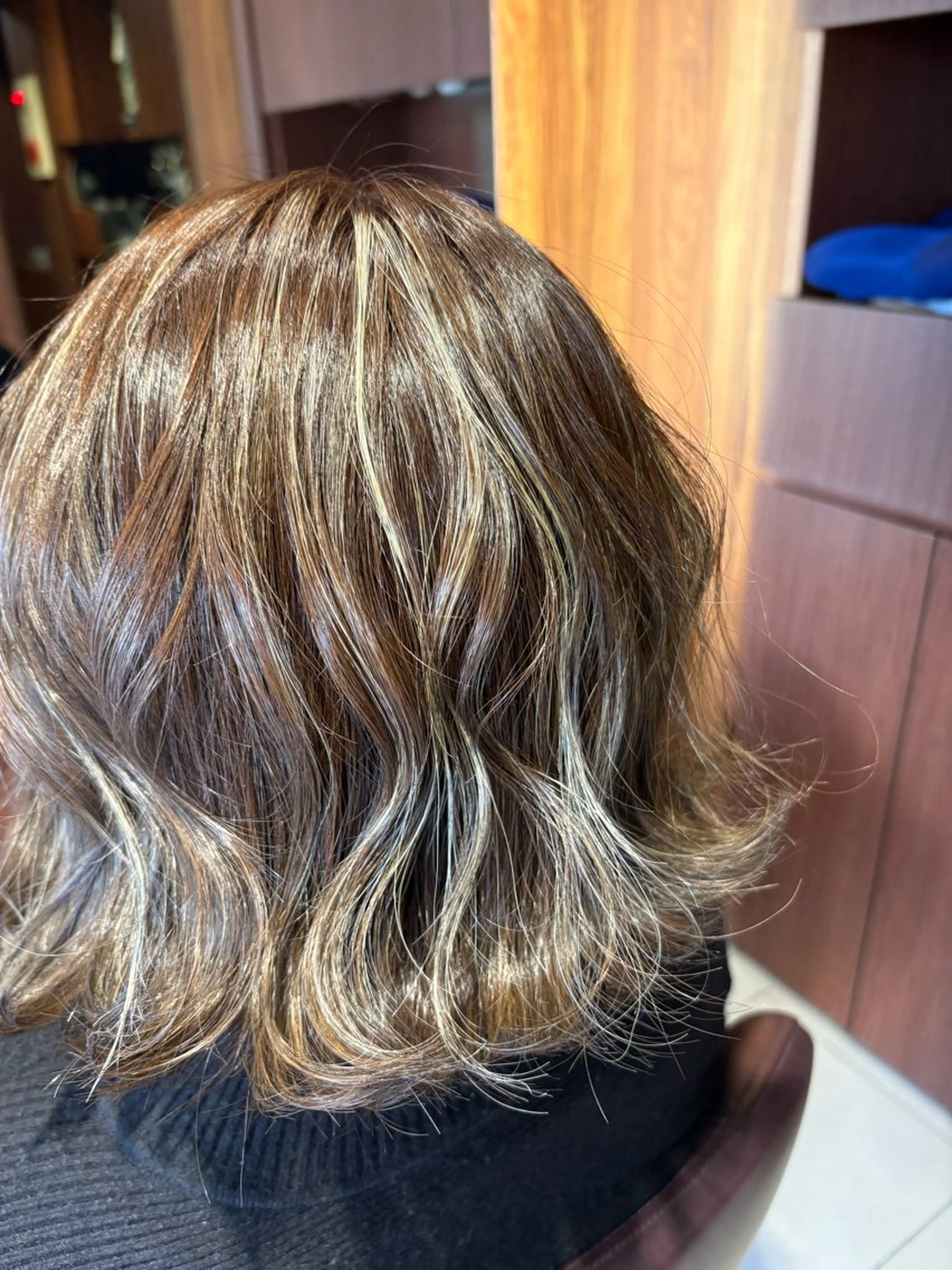 ミディアム ハイライト ヨウコ YOKOのヘアスタイル