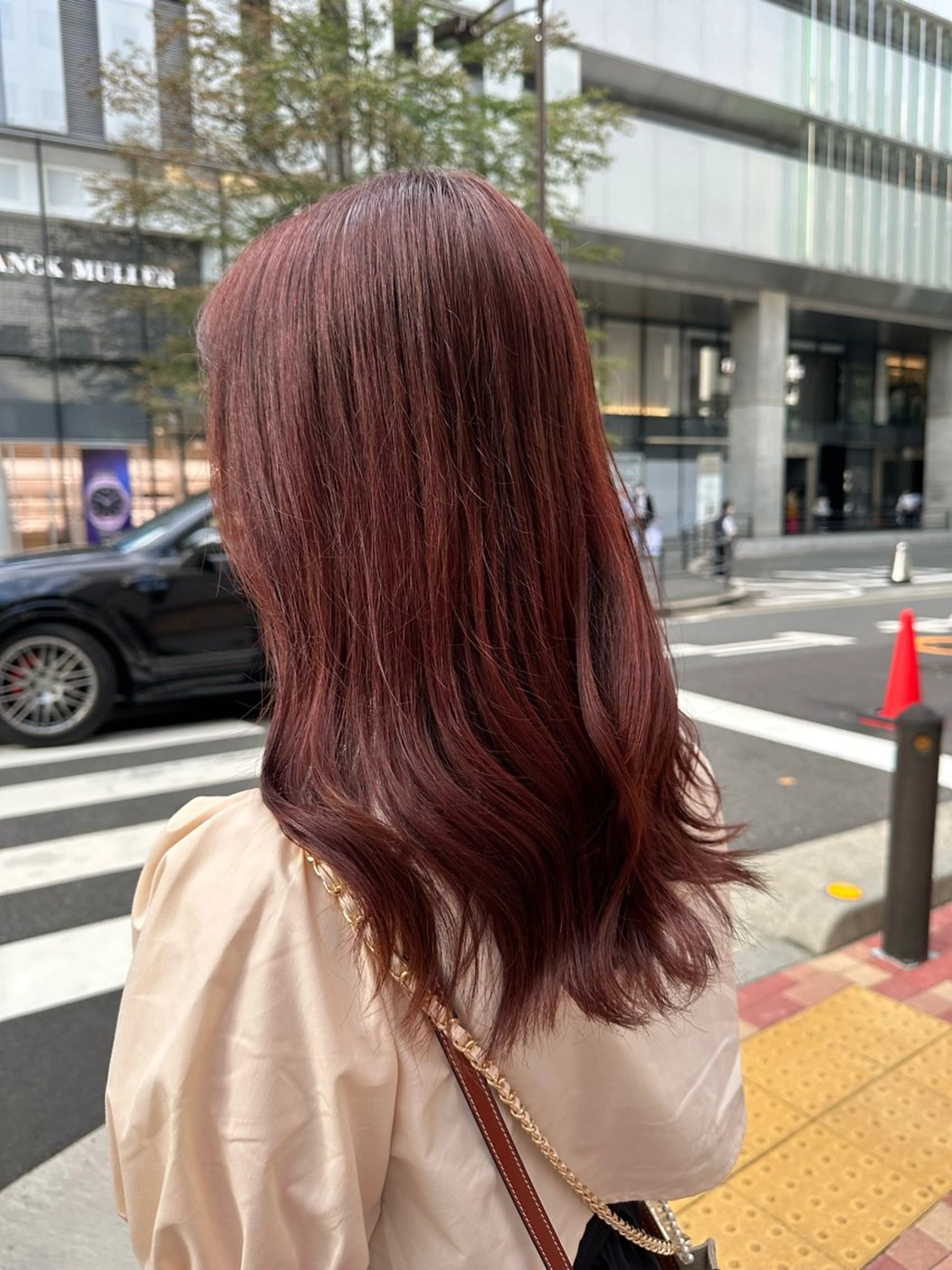 ミディアム カラー タイトボブ個性派カラ ーAKANEのヘアスタイル