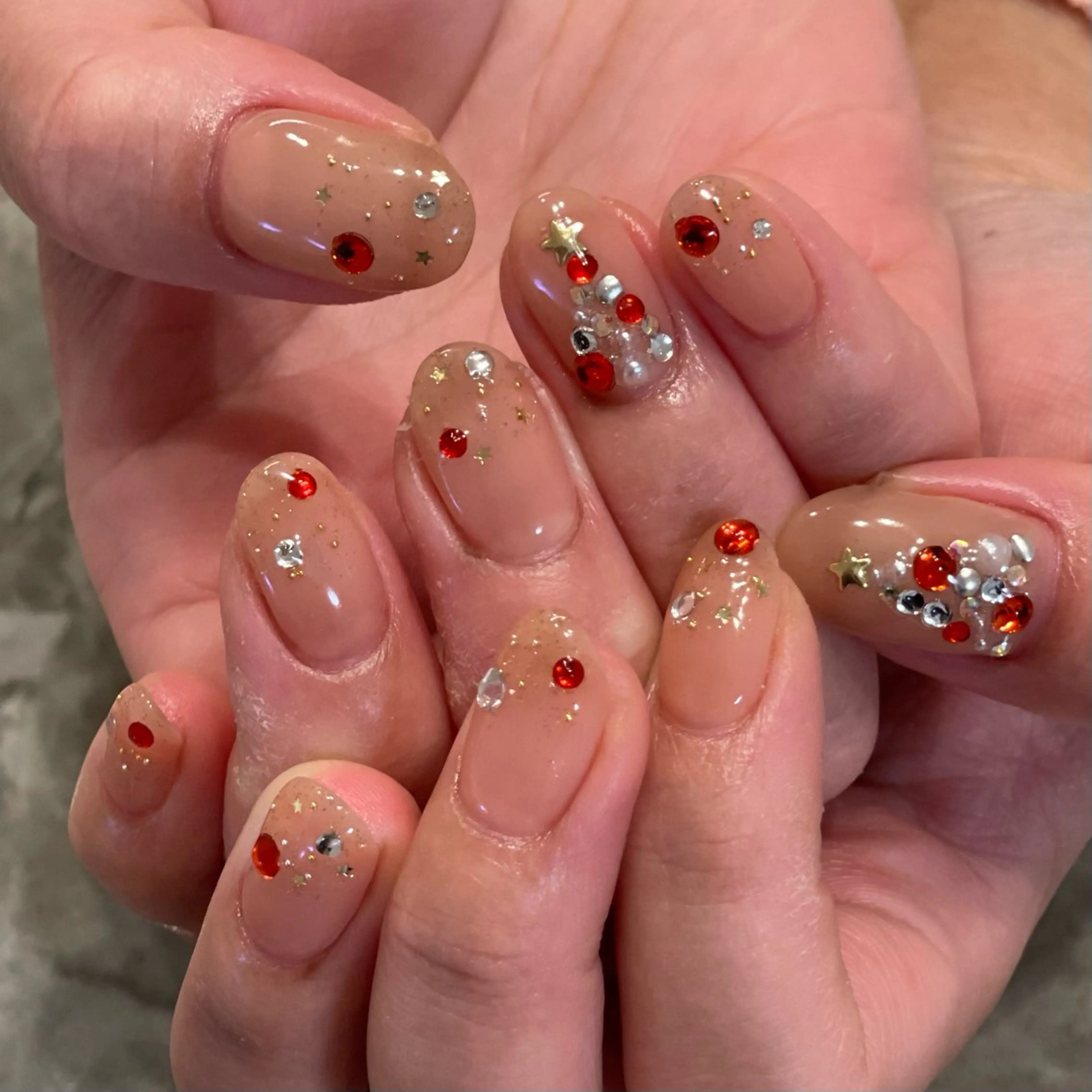 ネイル キラキラネイル ストーンネイル 冬ネイル クリスマス ハンドネイル Belle studioのネイルデザイン