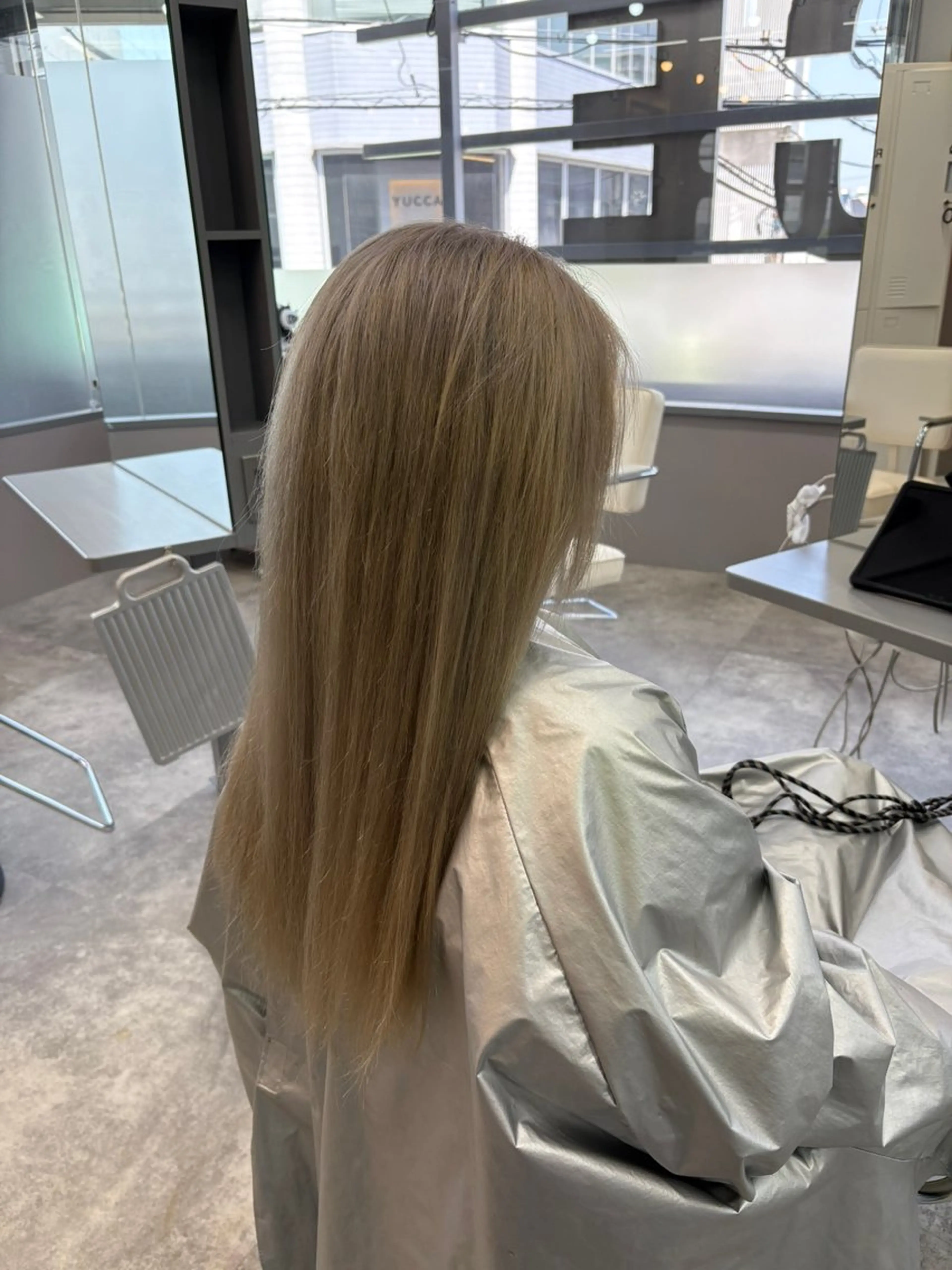 ロング カラー ブリーチ 比嘉 翔太のヘアスタイル